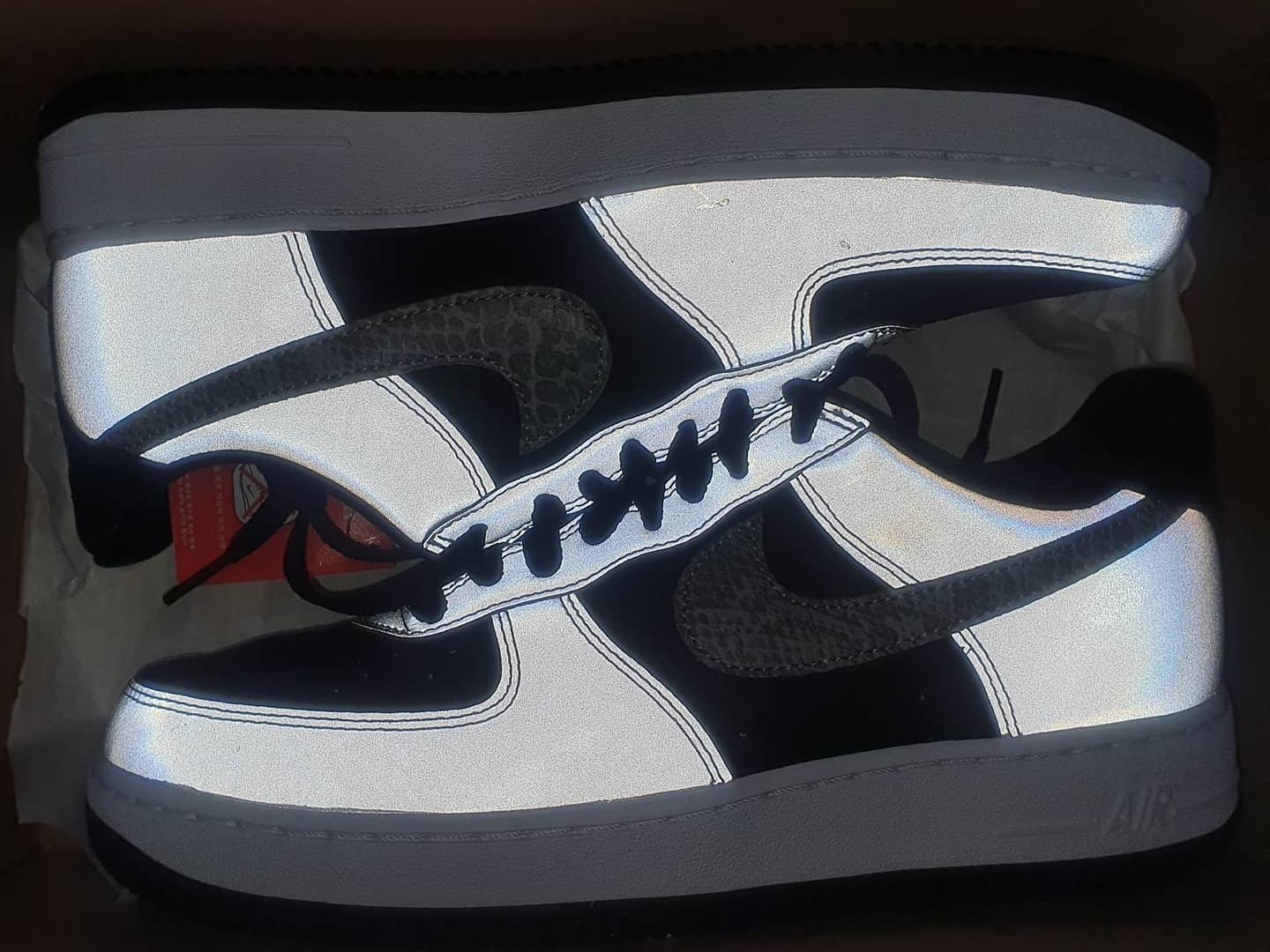 Nike Air Force 1 B Silver Snake 착용 스타일 - 2