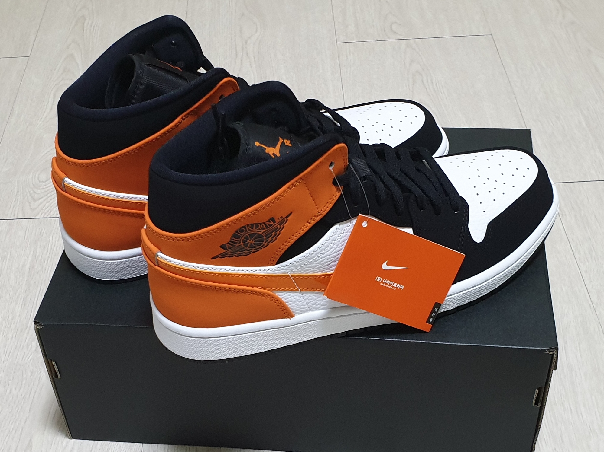 Jordan 1 Mid Shattered Backboard 착용 스타일 - 1