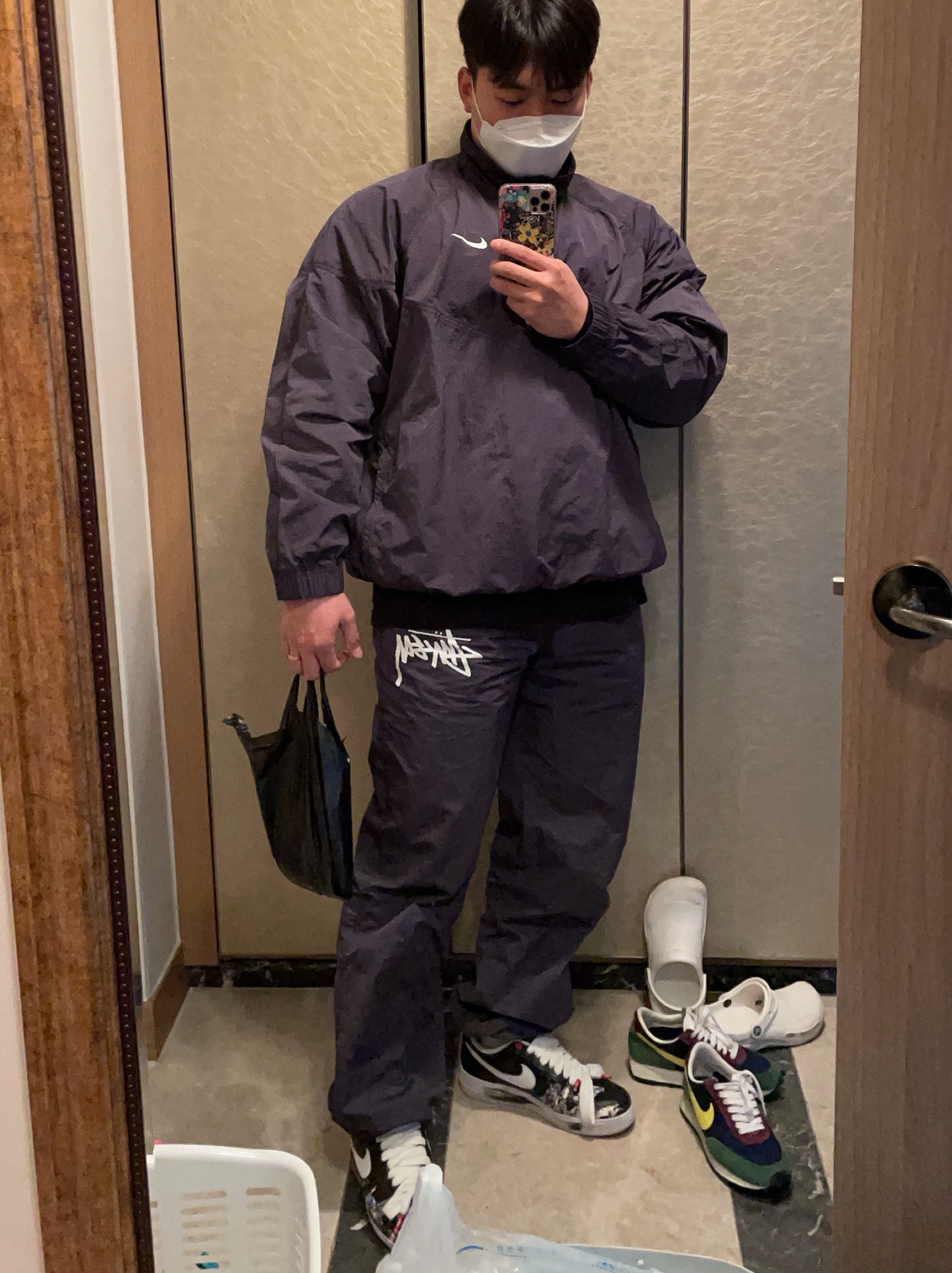 Nike x Stussy Windrunner Jacket Off Noir, Nike x Stussy Beach Pants Off Noir 착용 스타일