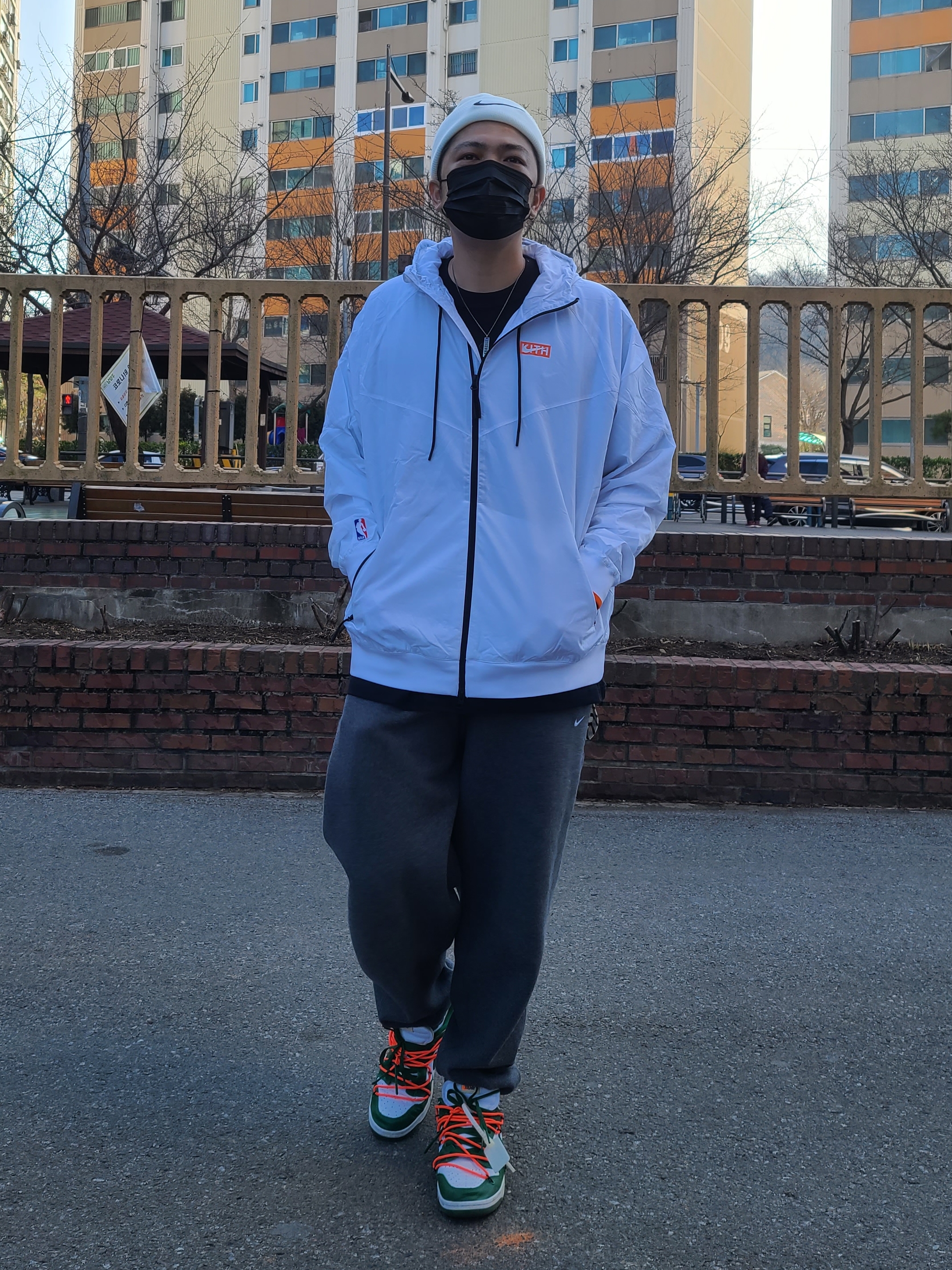 Nike x Stussy Cuff Beanie White, Nike x Kith New York Knicks Windrunner Jacket White 착용 스타일 - 1