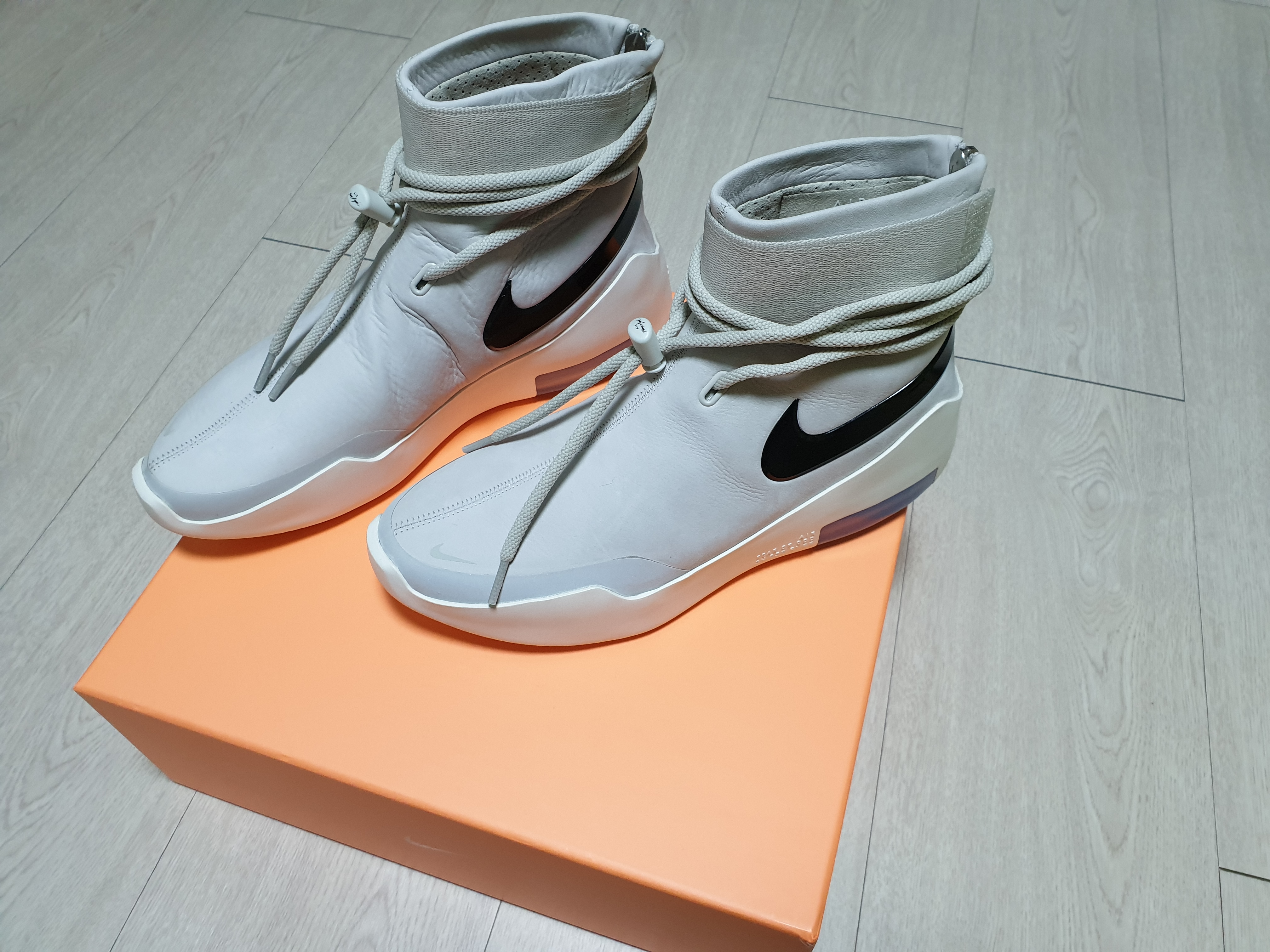 Nike x Fear of God Air Fear of God SA Light Bone 착용 스타일 - 2