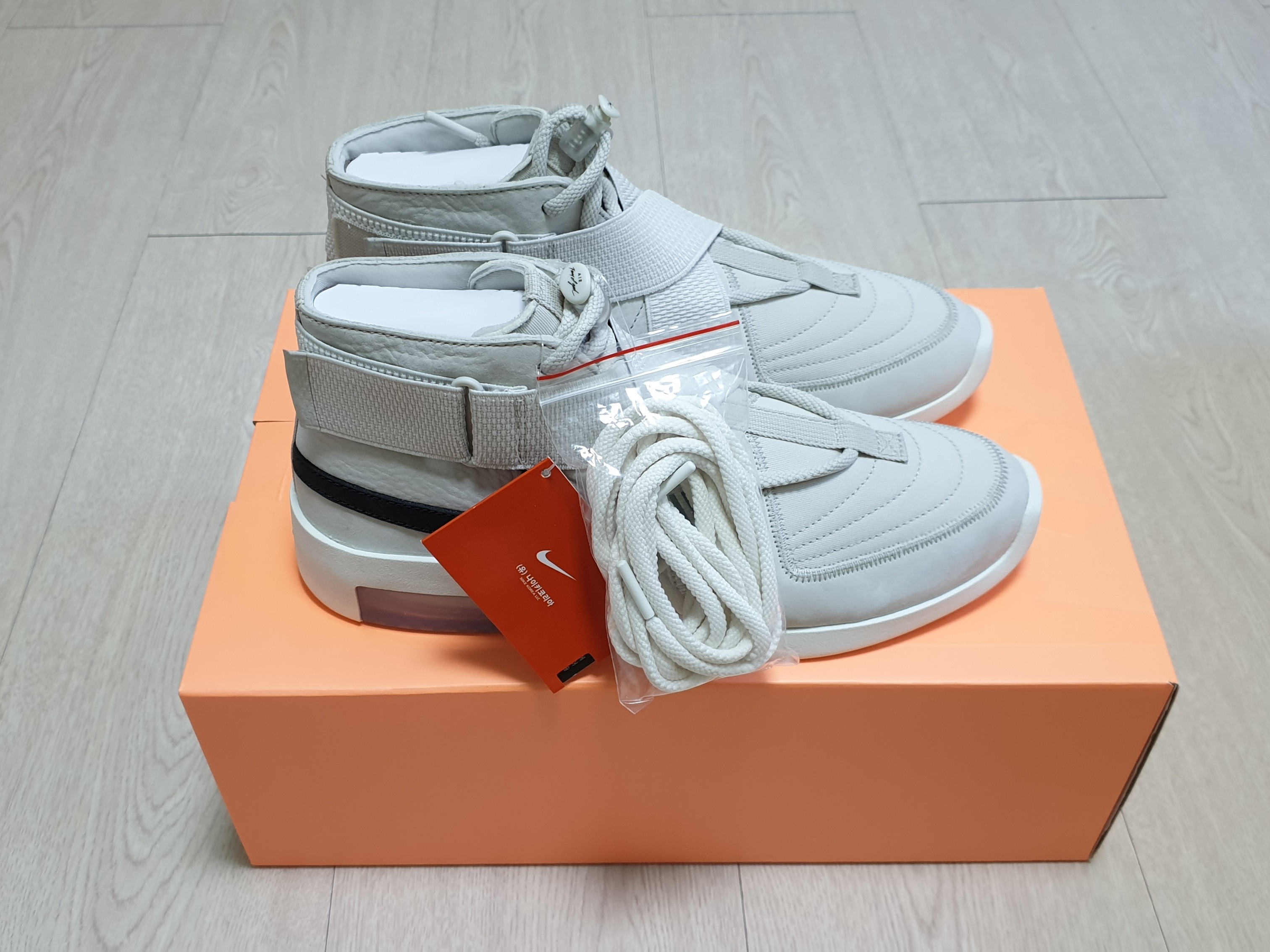 Nike x Fear of God Air Fear of God Raid Light Bone 착용 스타일 - 2