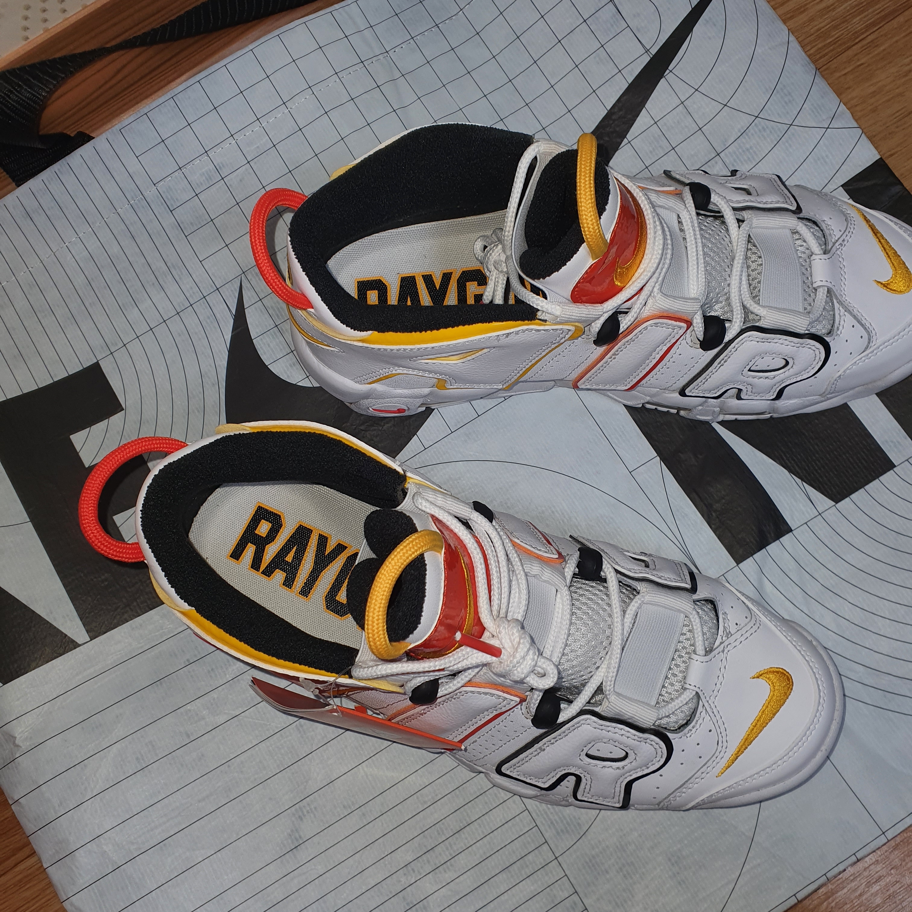 Nike Air More Uptempo Rayguns 착용 스타일 - 1