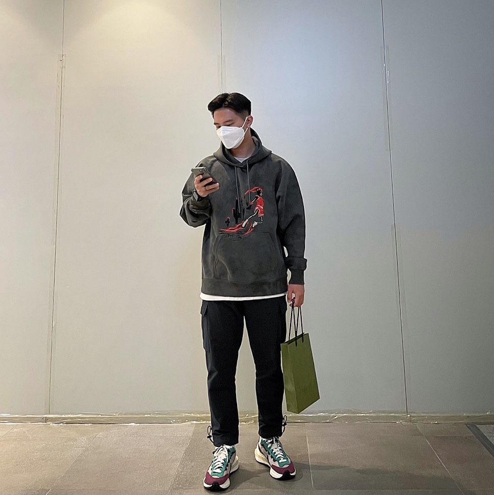 Jordan x Travis Scott Washed Suede Hoodie Grey, Nike x Sacai VaporWaffle String & Black Villain Red 착용 스타일