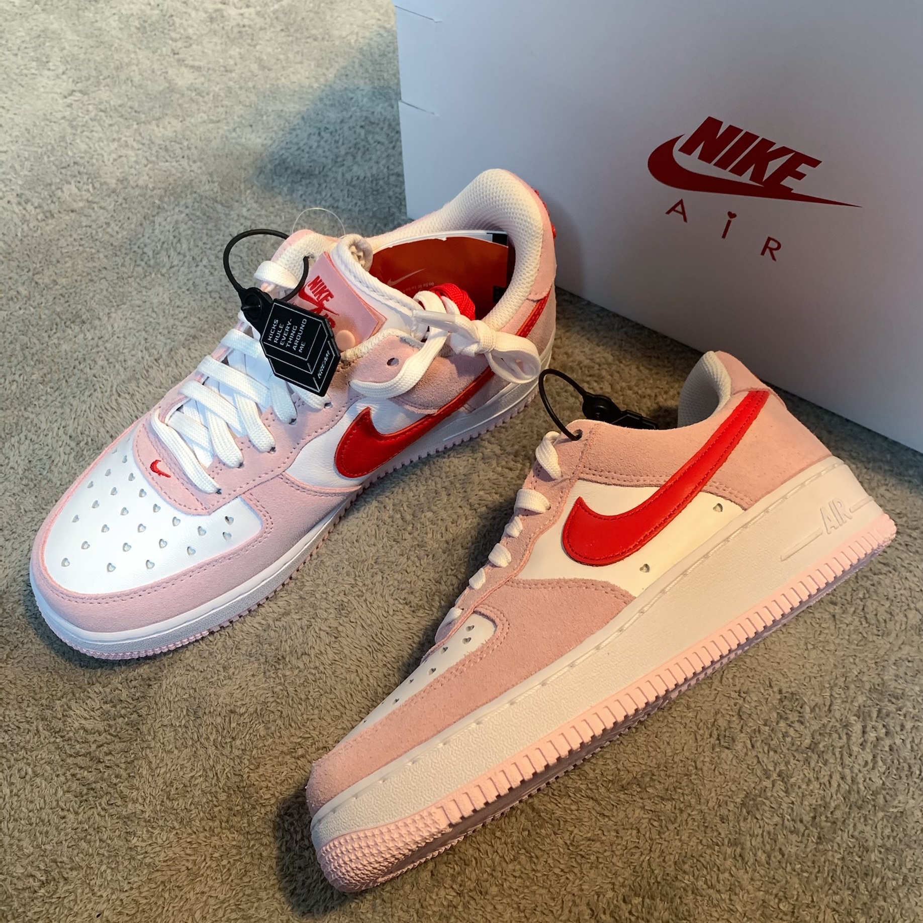 Nike Air Force 1 '07 QS Valentine's Day 착용 스타일 - 2