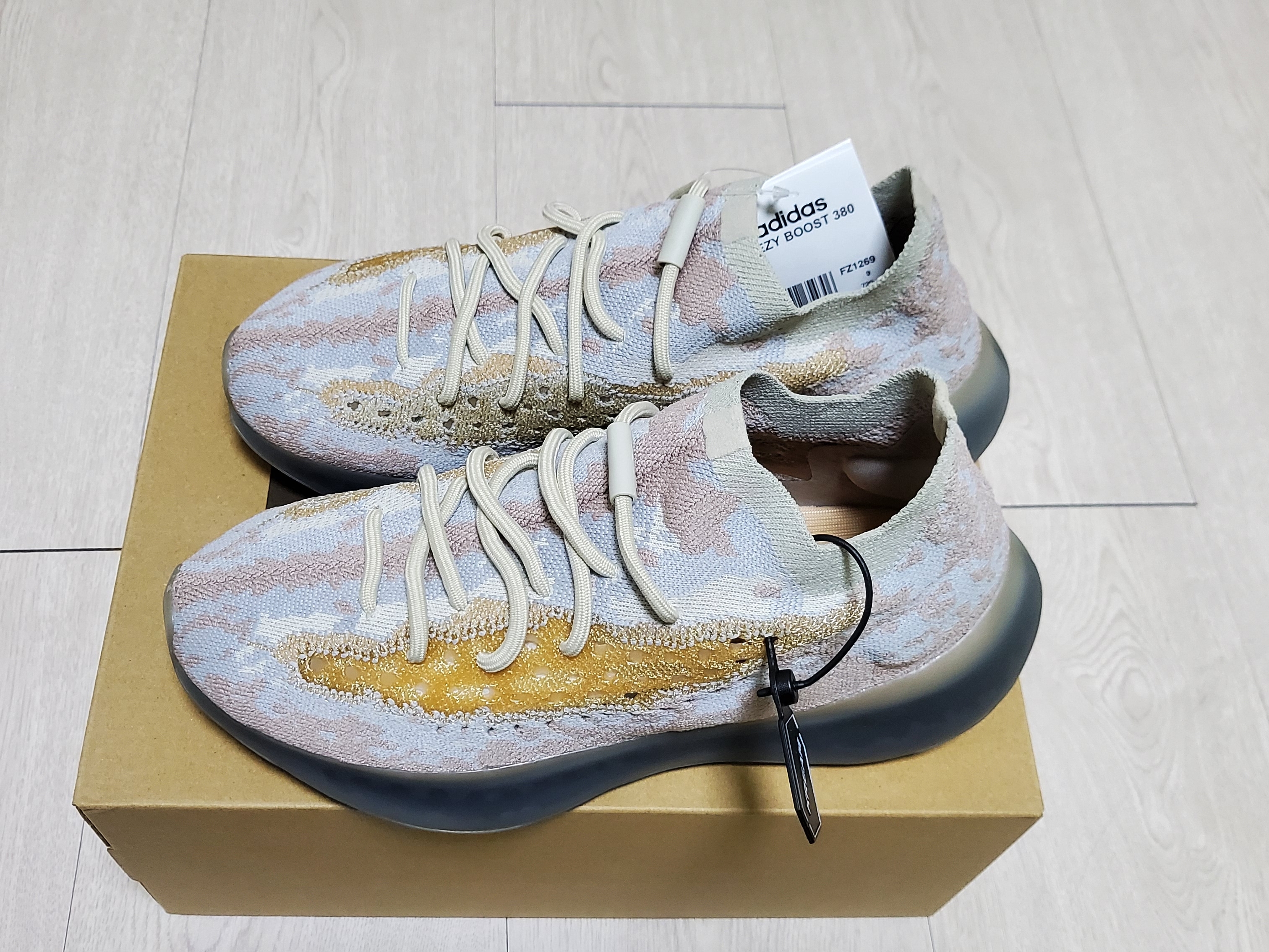 Adidas Yeezy Boost 380 Pepper - Non-Reflective 착용 스타일 - 2