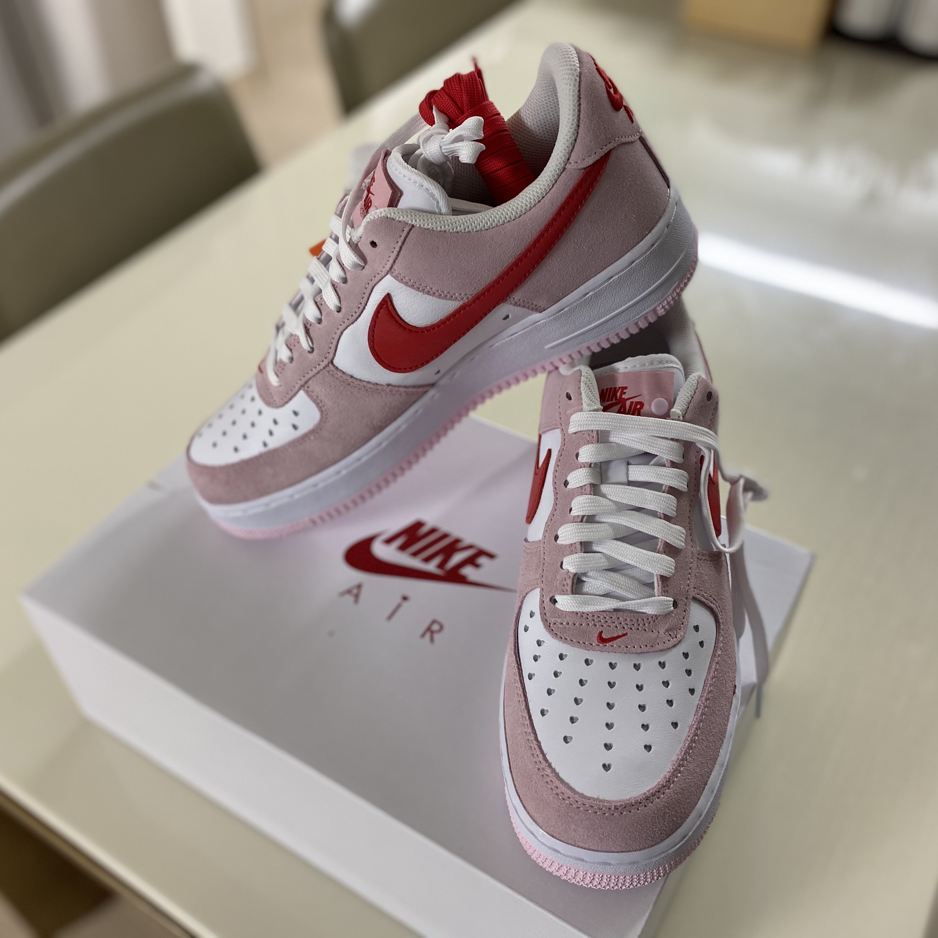 Nike Air Force 1 '07 QS Valentine's Day 착용 스타일