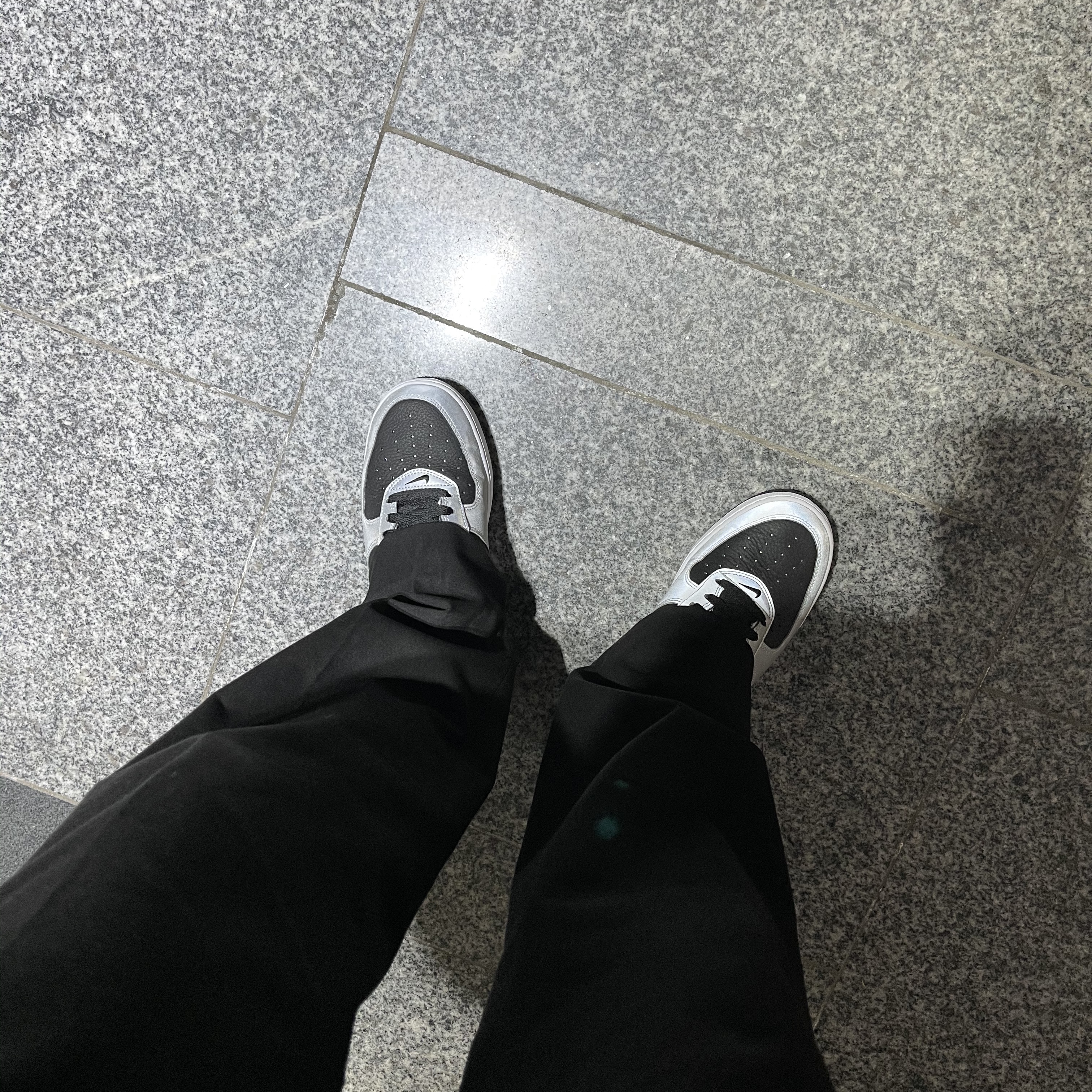 Nike Air Force 1 B Silver Snake 착용 스타일 - 3