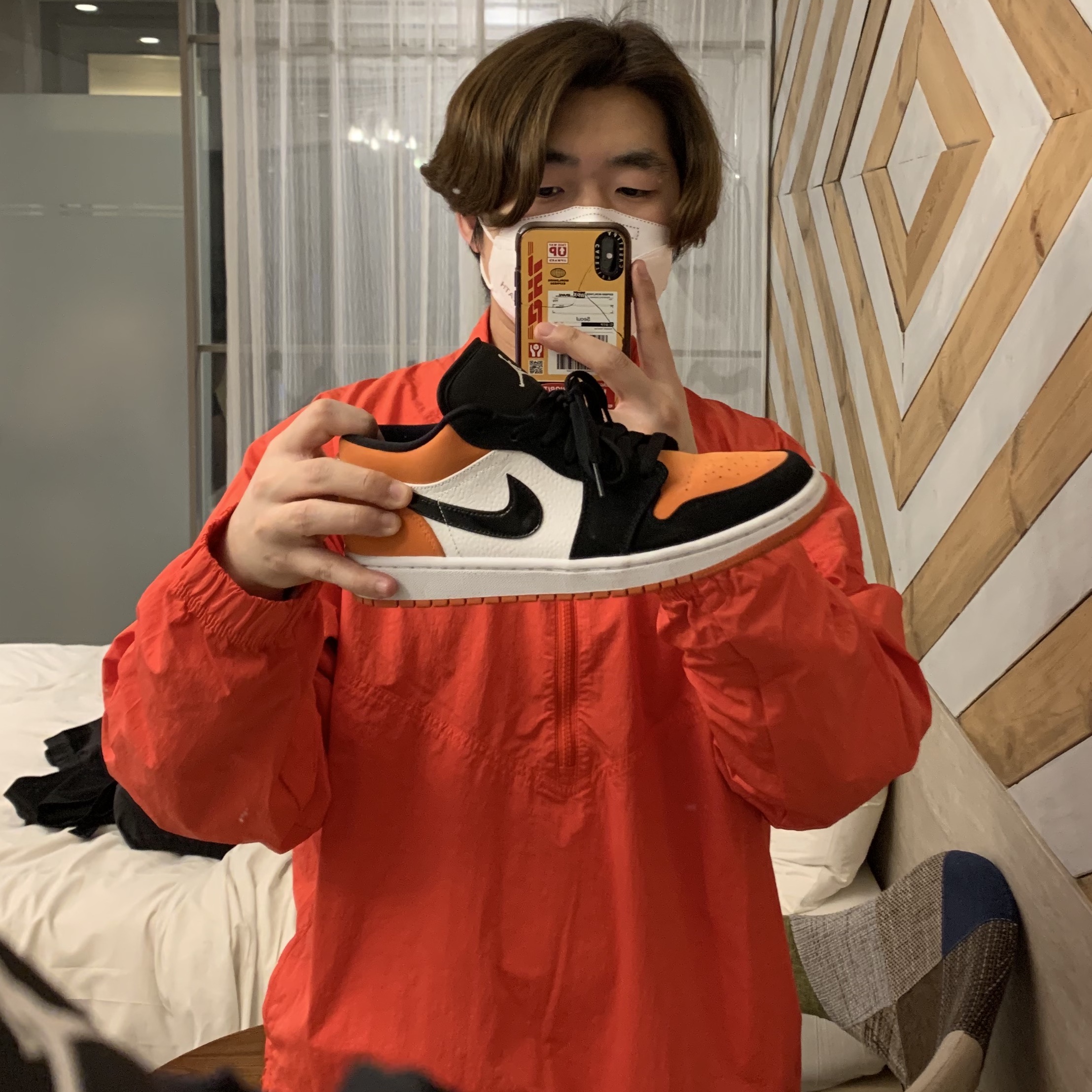 Jordan 1 Low Shattered Backboard, Nike x Stussy Windrunner Jacket Habanero Red 착용 스타일