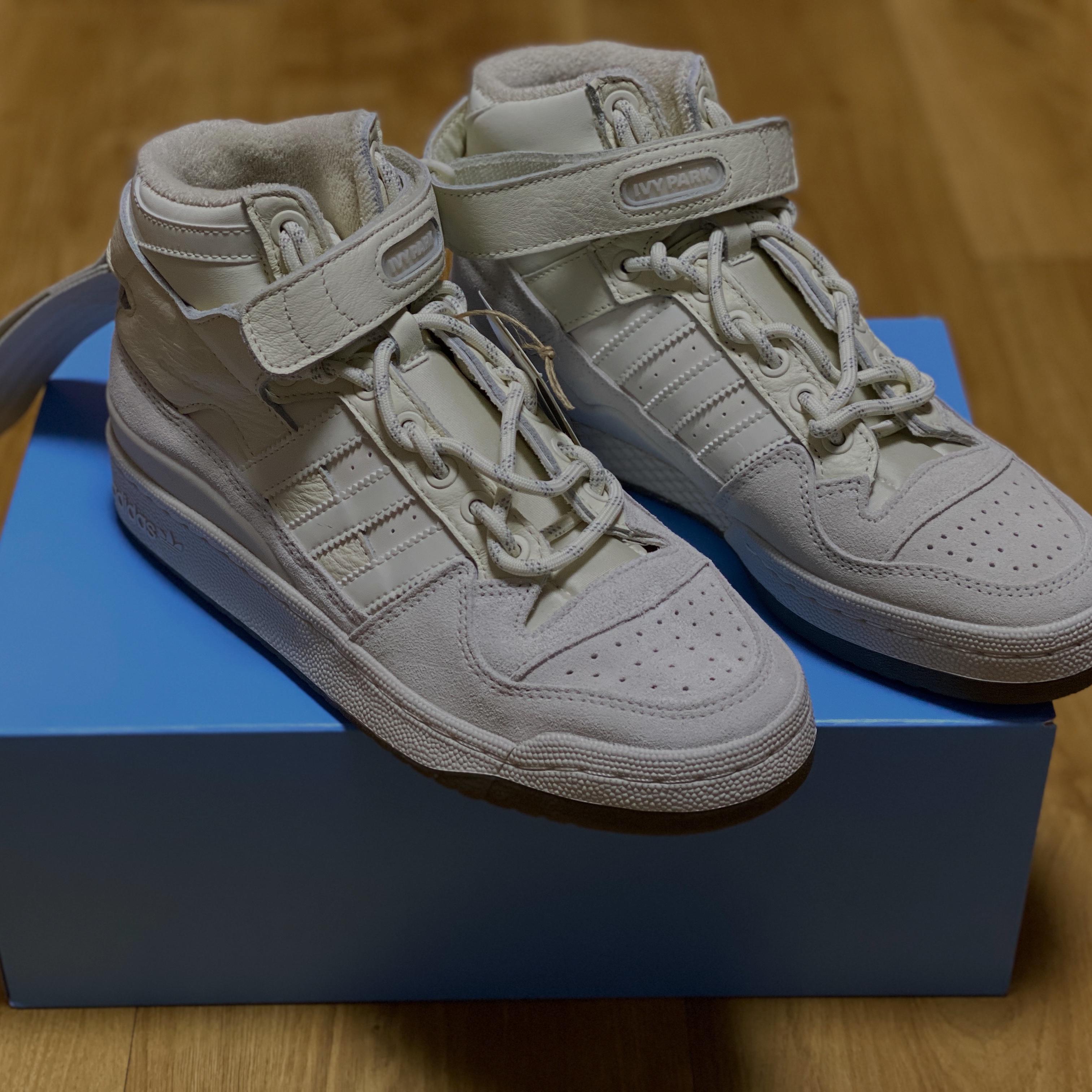 Adidas x Beyonce Ivy Park Forum Mid Alumina 착용 스타일 - 1