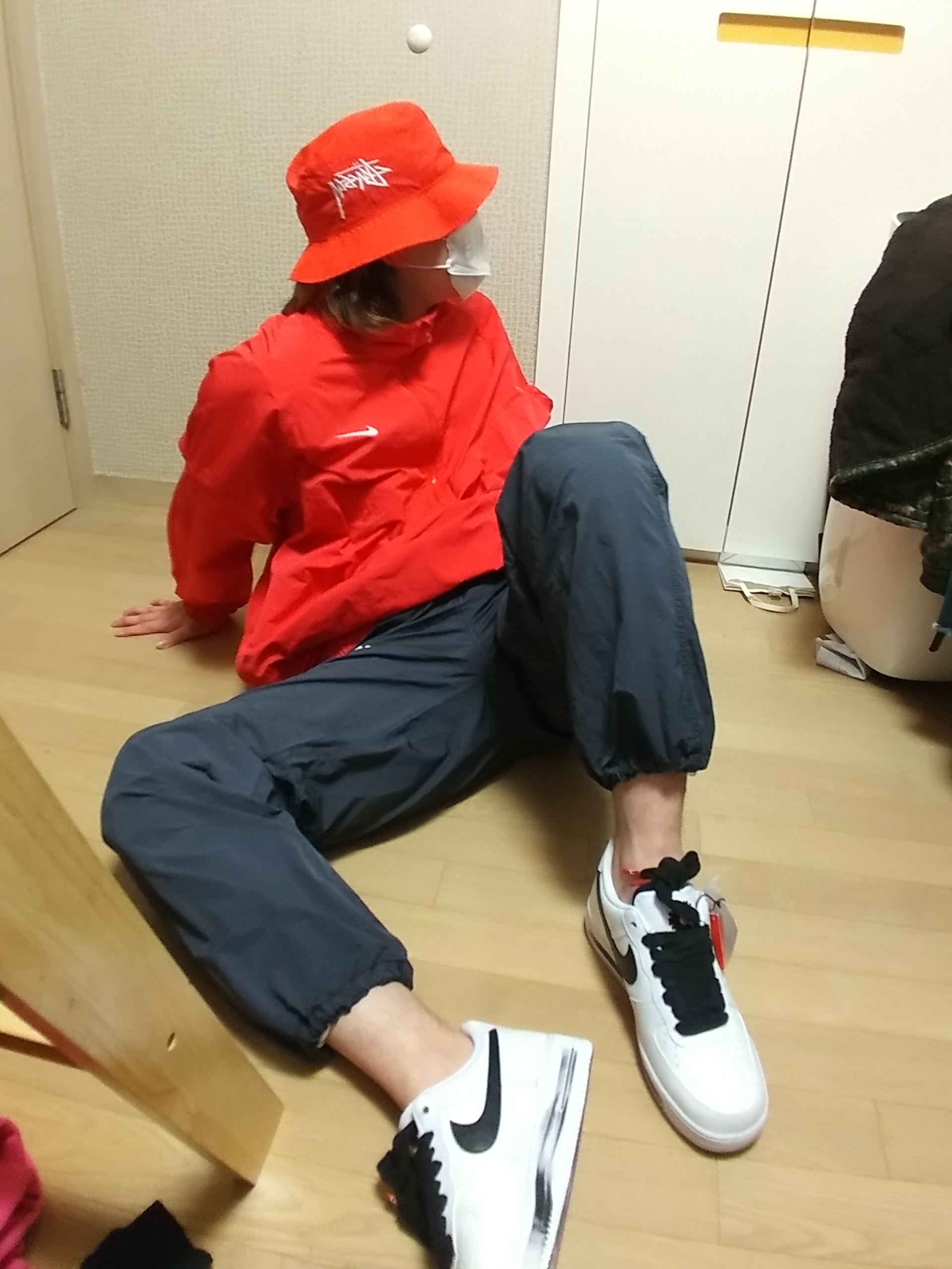 Nike x Stussy Beach Pants Off Noir, Nike x Stussy Windrunner Jacket Habanero Red 착용 스타일