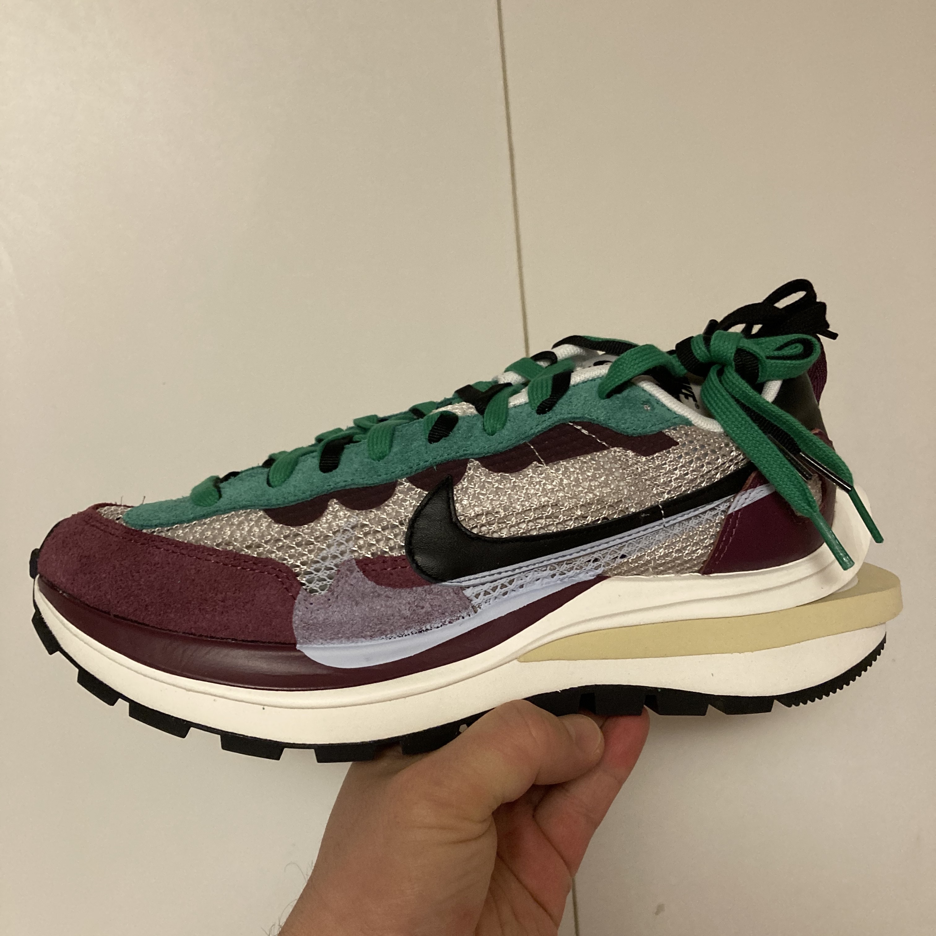 Nike x Sacai VaporWaffle String & Black Villain Red 착용 스타일 - 3