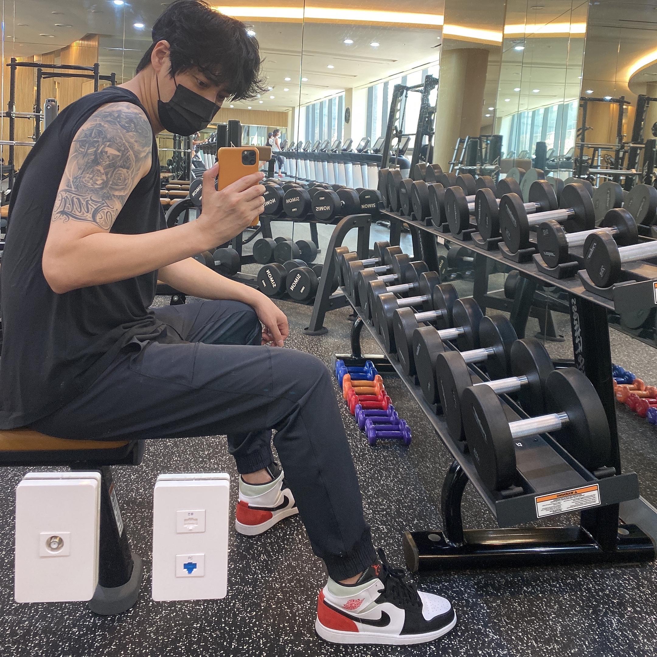 Jordan 1 Mid SE Track Red 착용 스타일