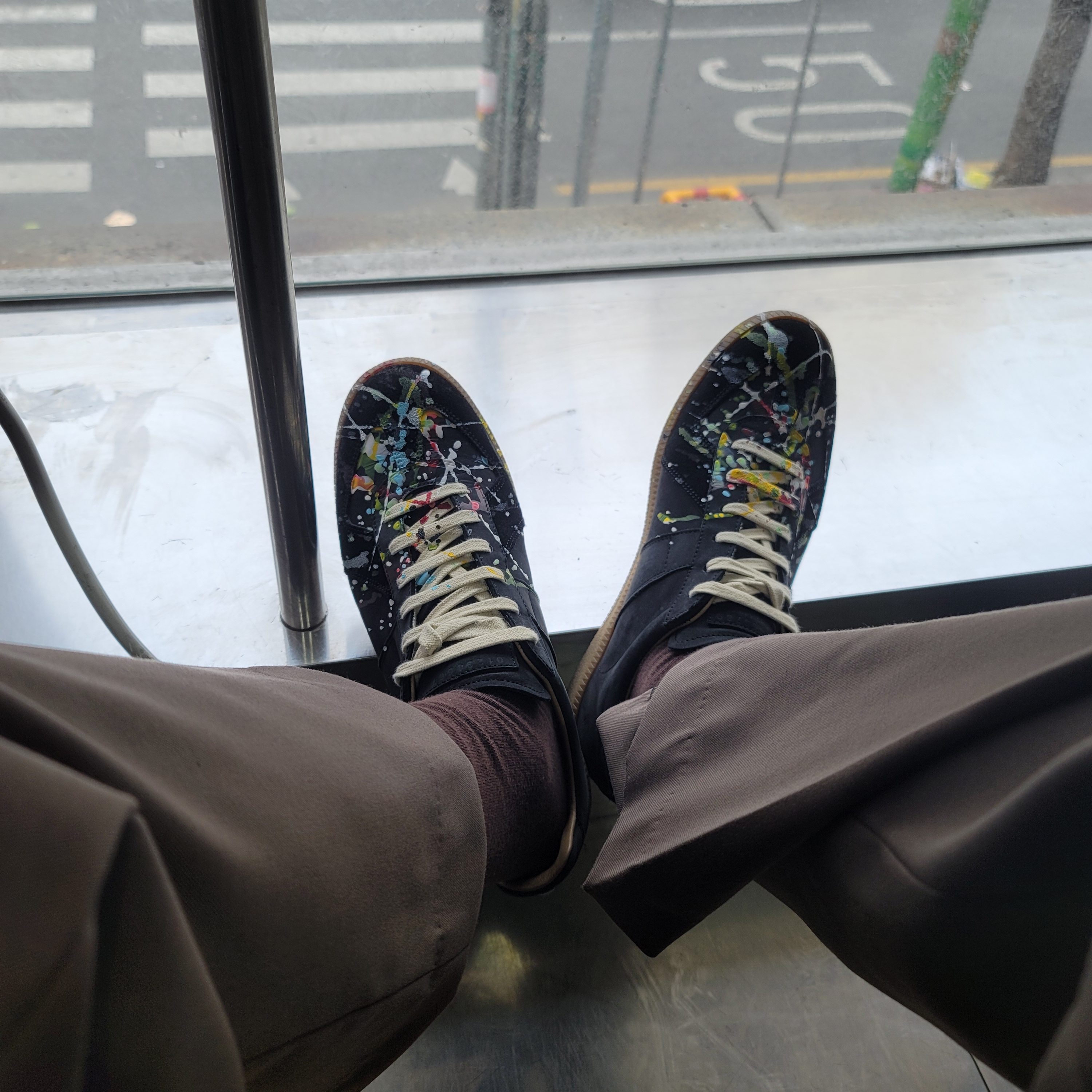 Maison Margiela Replica Paint Drop Sneakers Black 착용 스타일