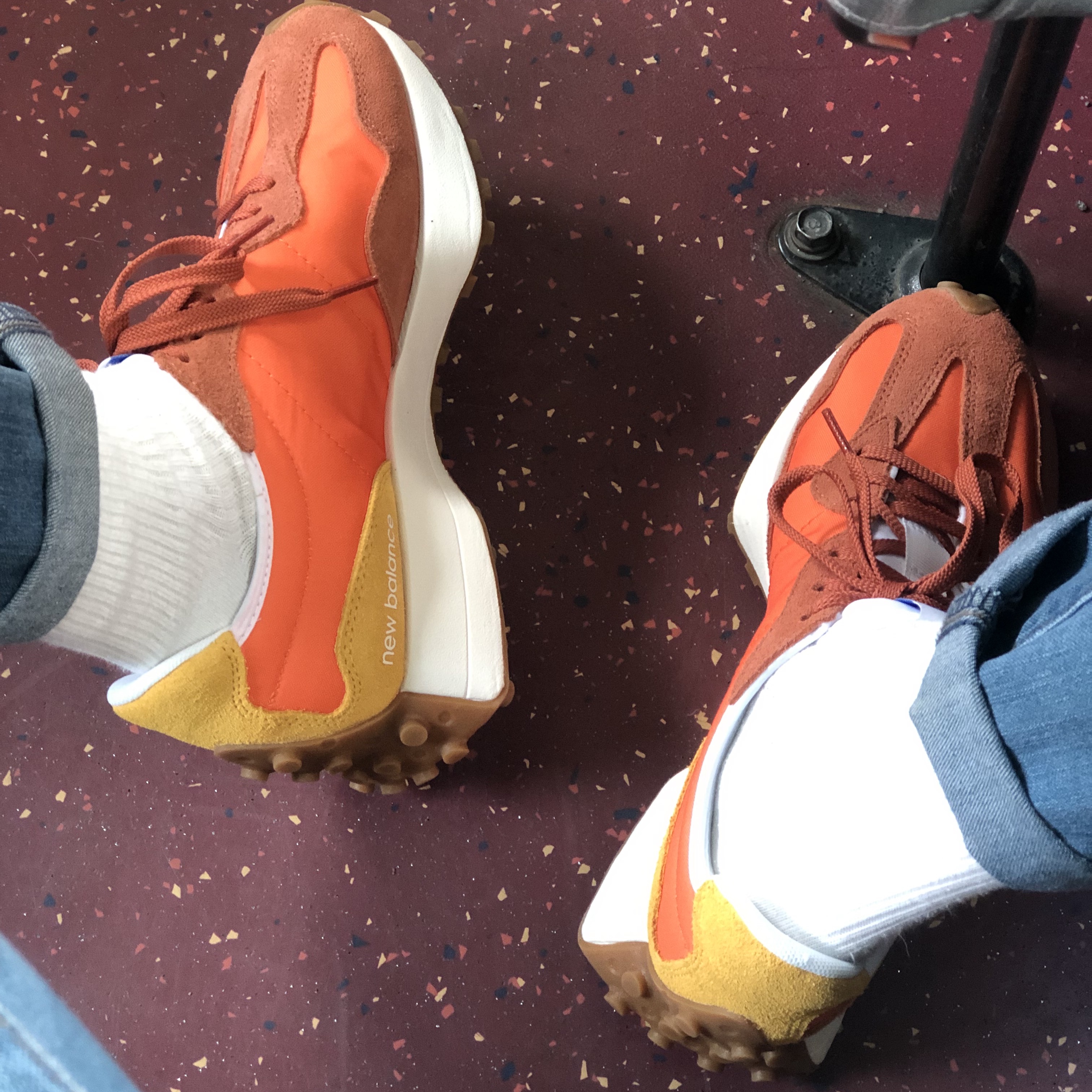 New Balance 327 Orange 착용 스타일