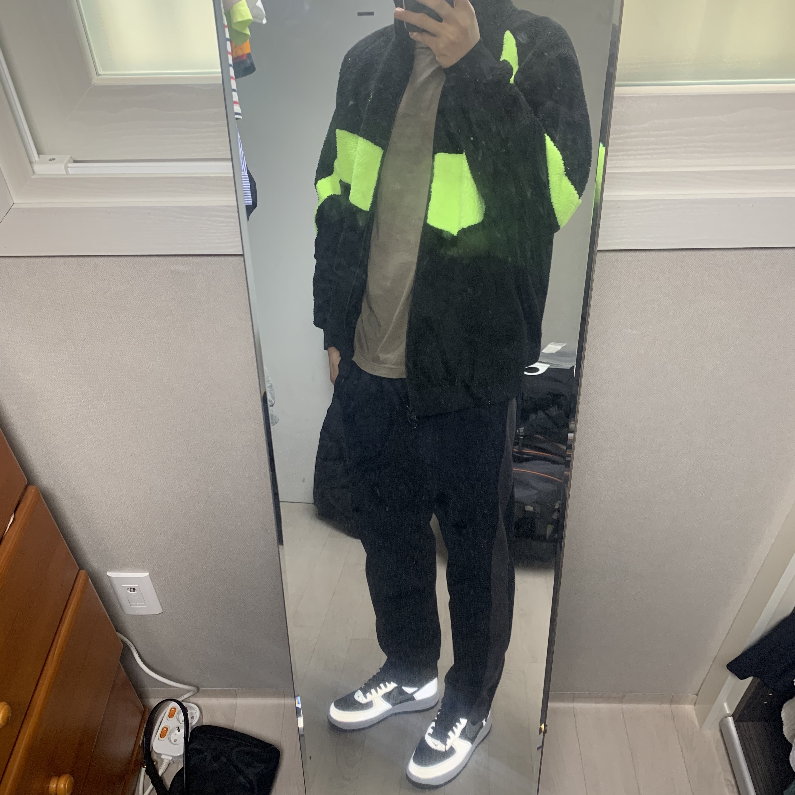 Nike Big Swoosh Full Zip Jacket Black Volt, Nike Air Force 1 B Silver Snake 착용 스타일