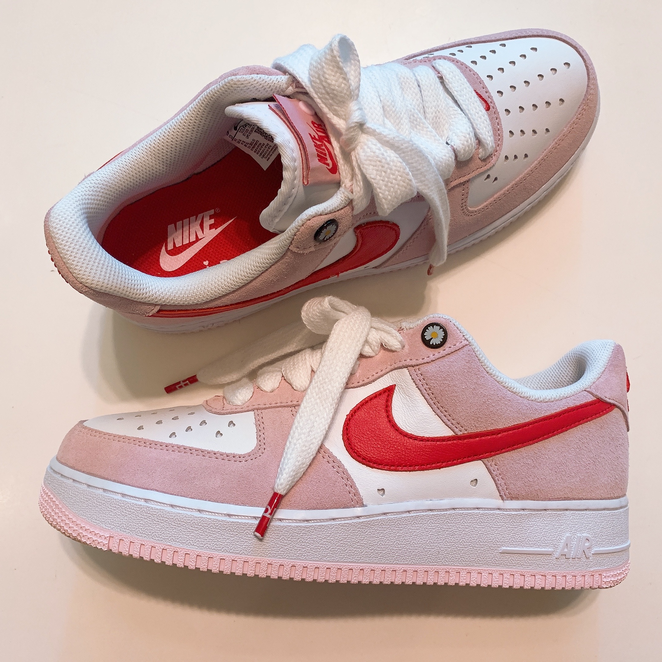 Nike Air Force 1 '07 QS Valentine's Day 착용 스타일 - 1
