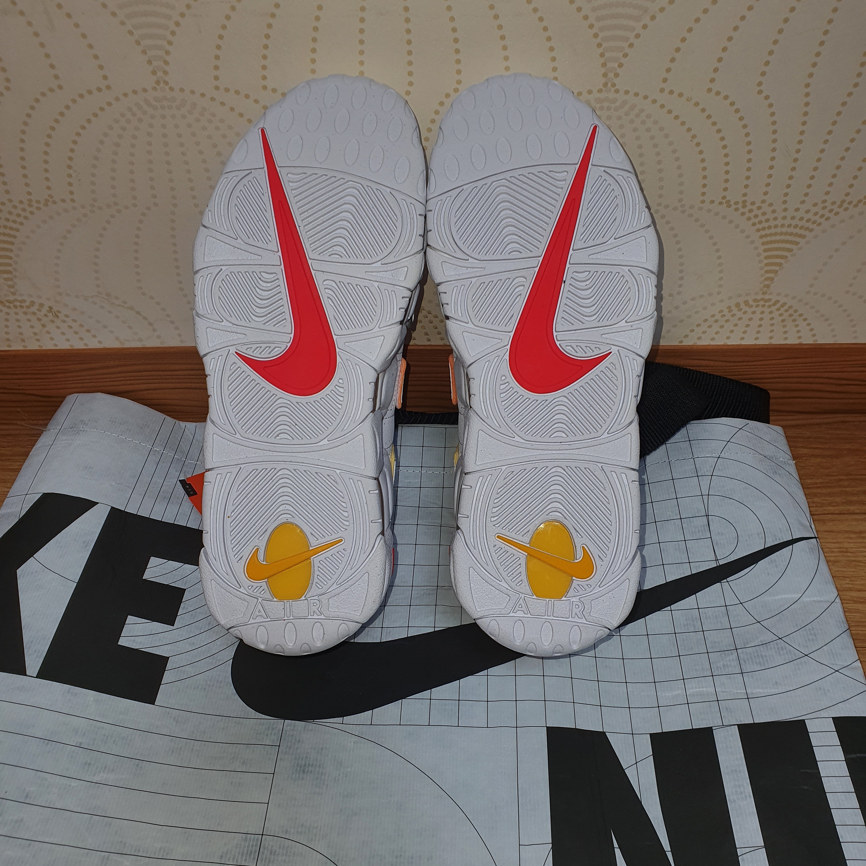 Nike Air More Uptempo Rayguns 착용 스타일 - 5