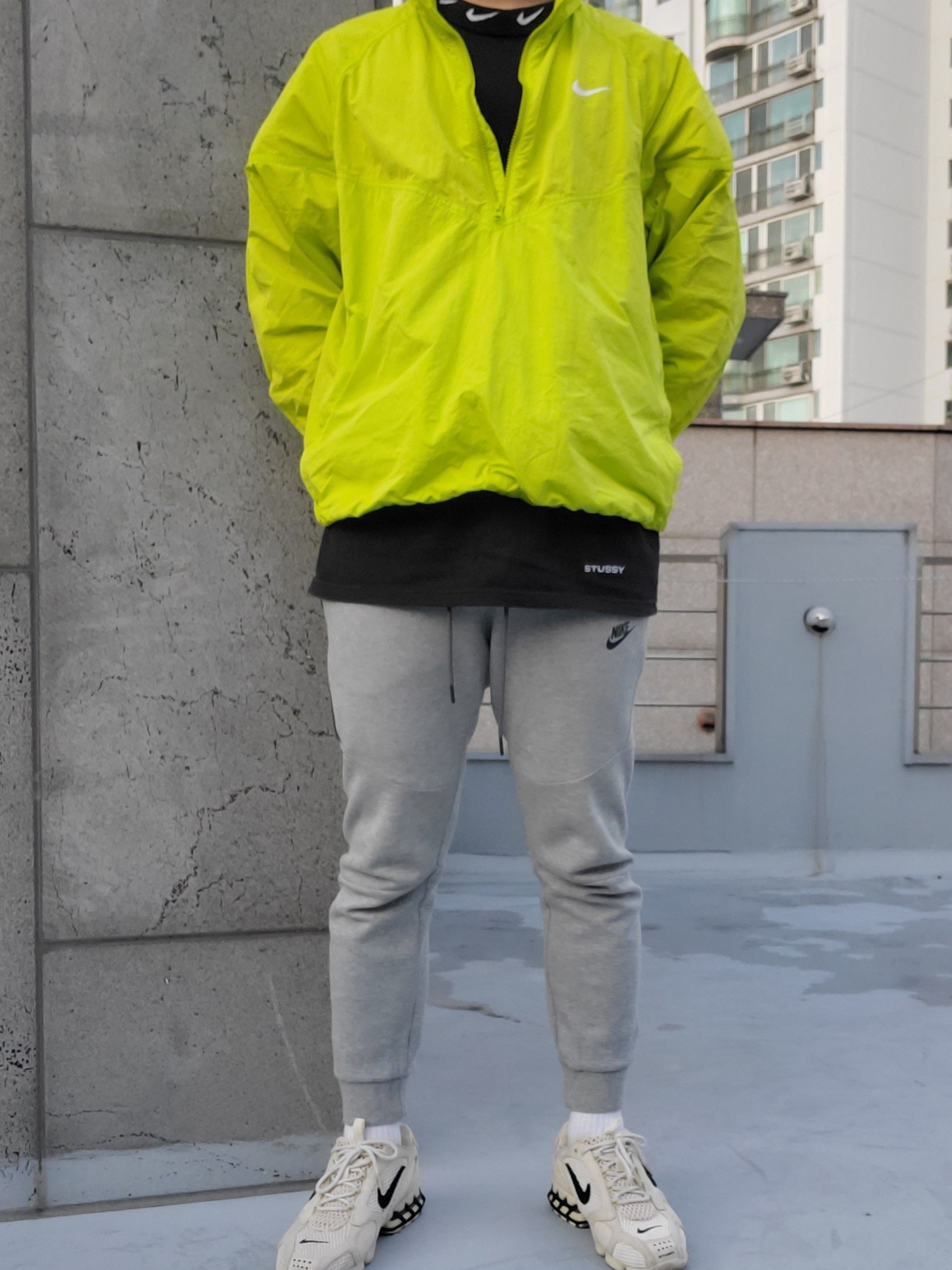 Nike x Stussy Air Zoom Spiridon Cage 2 Fossil, Nike x Stussy Windrunner Jacket Bright Cactus 착용 스타일
