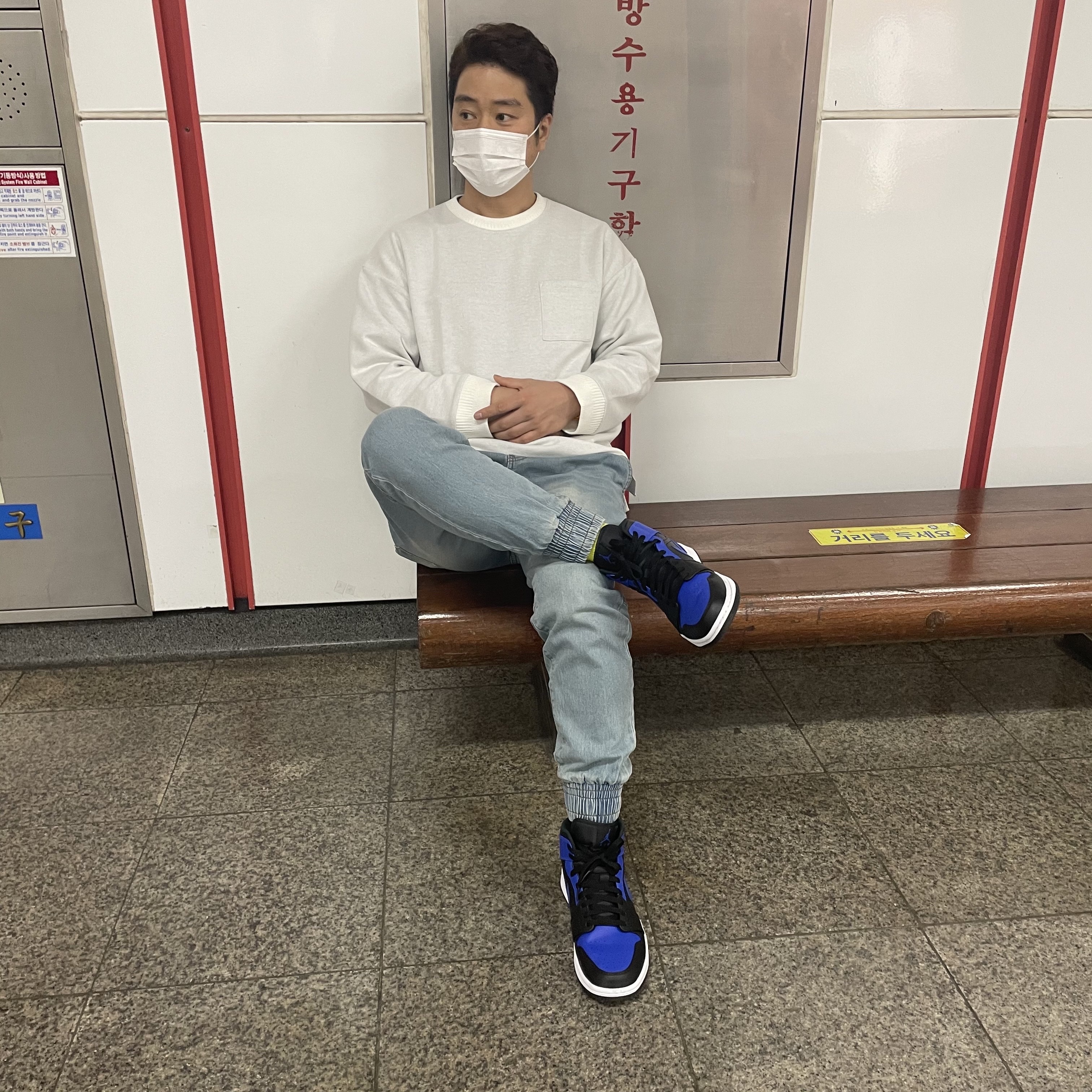 Jordan 1 Mid Black Hyper Royal 착용 스타일