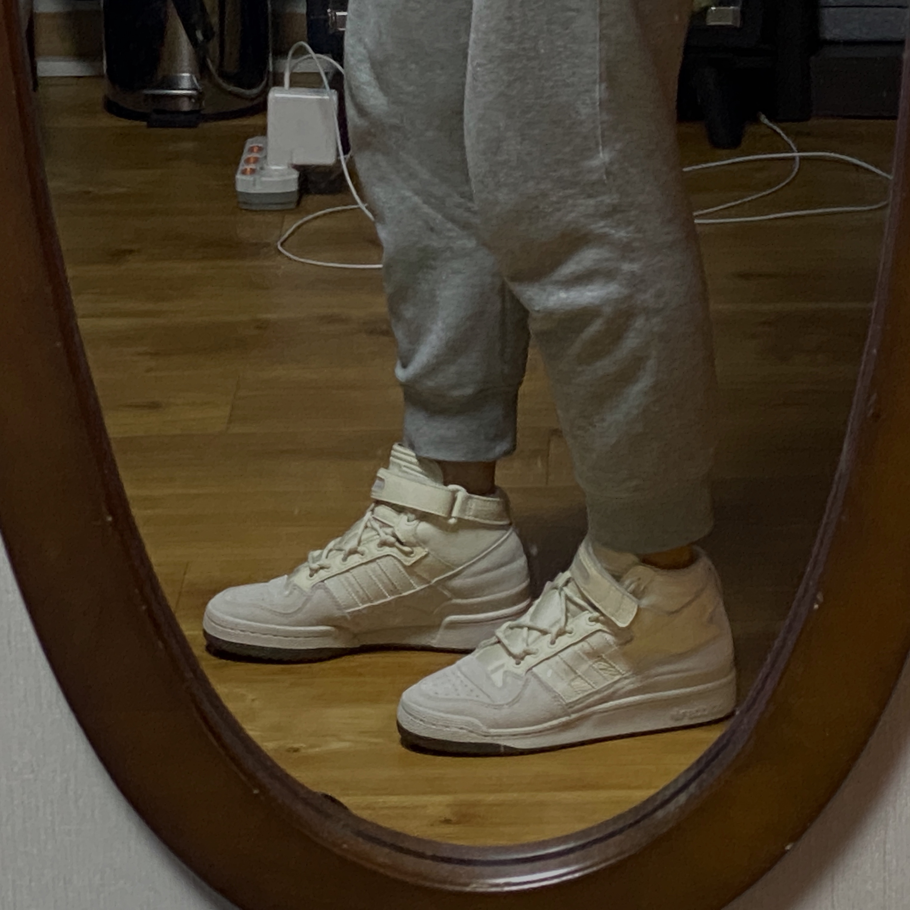 Adidas x Beyonce Ivy Park Forum Mid Alumina 착용 스타일 - 5