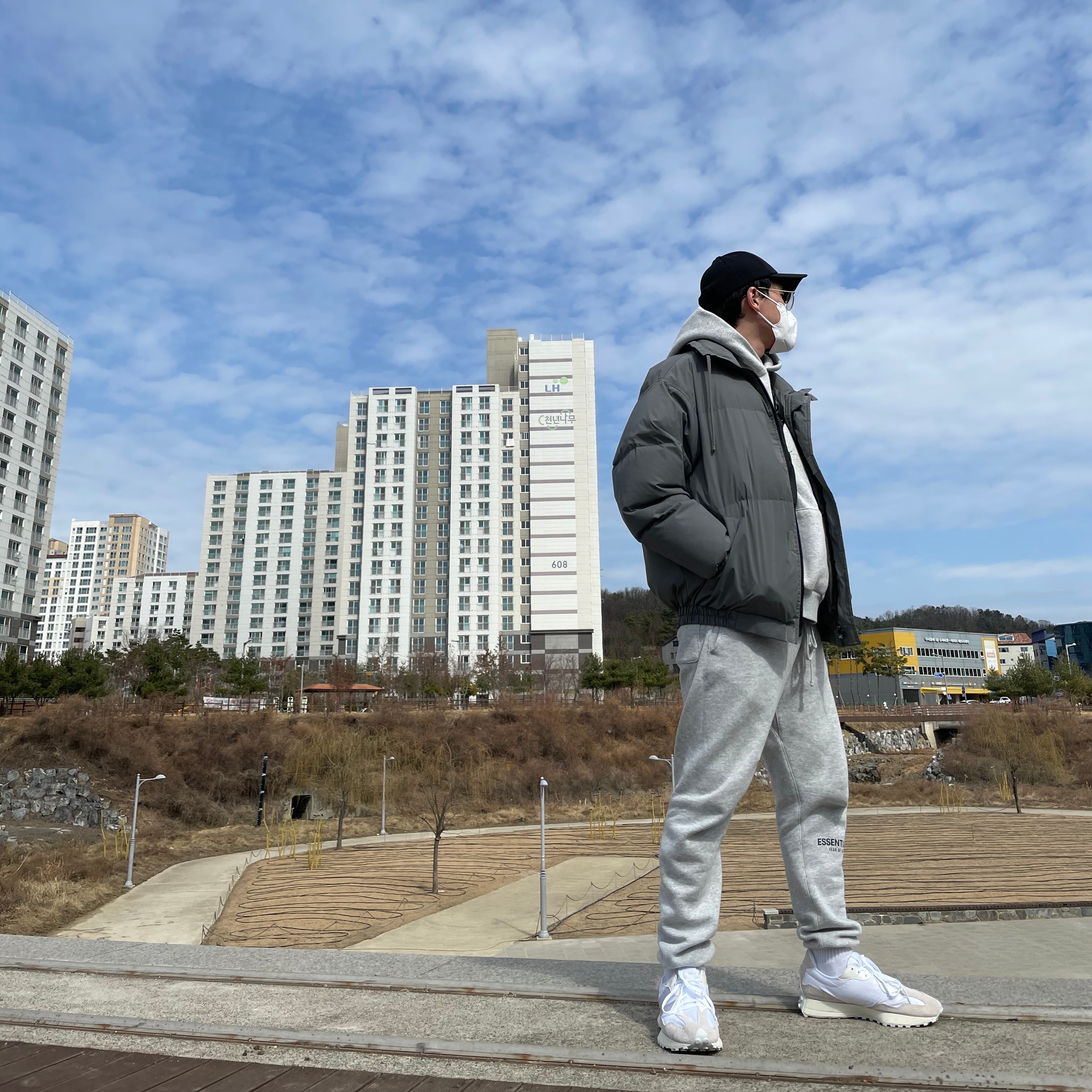(W) New Balance 327 White Moonbeam 착용 스타일