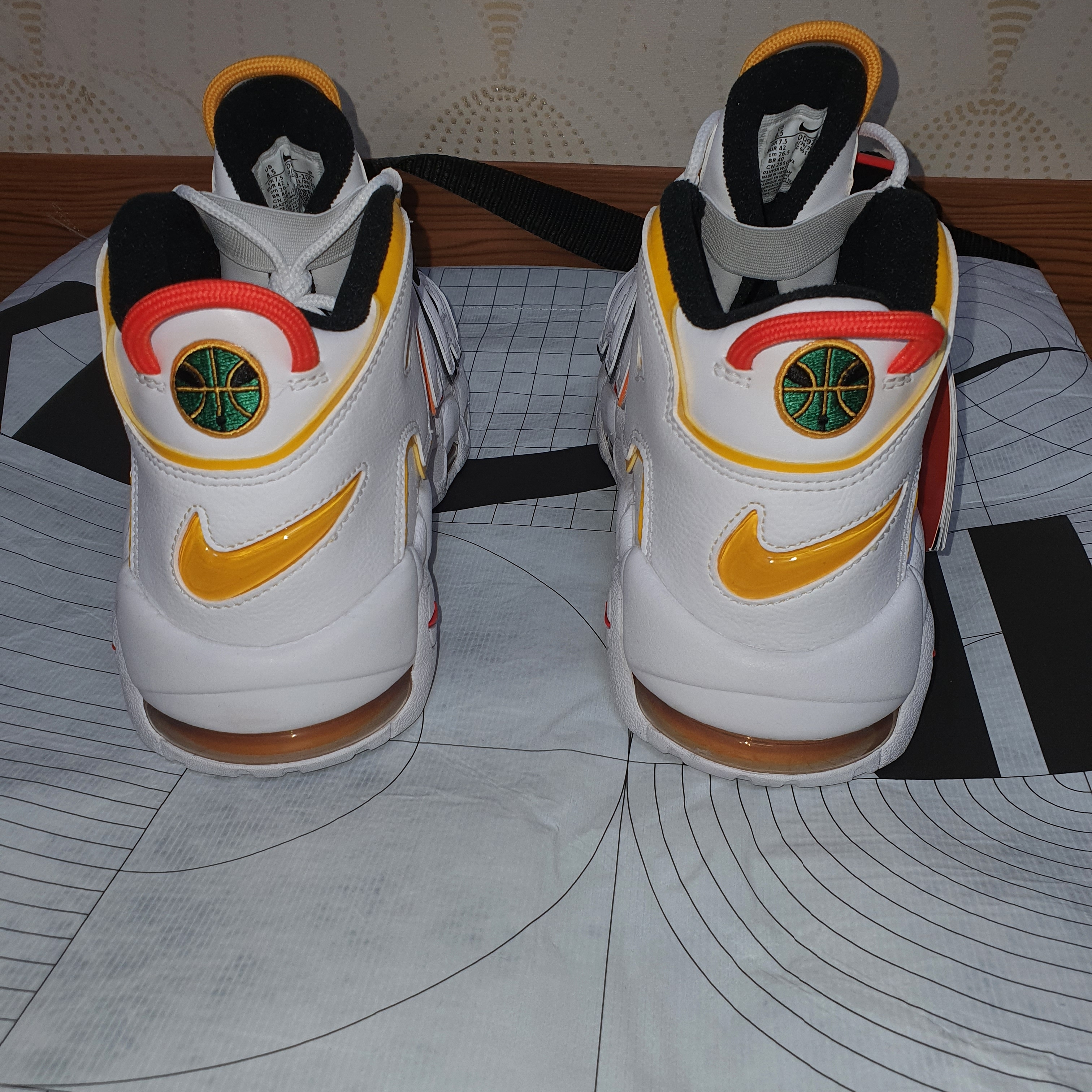 Nike Air More Uptempo Rayguns 착용 스타일 - 4