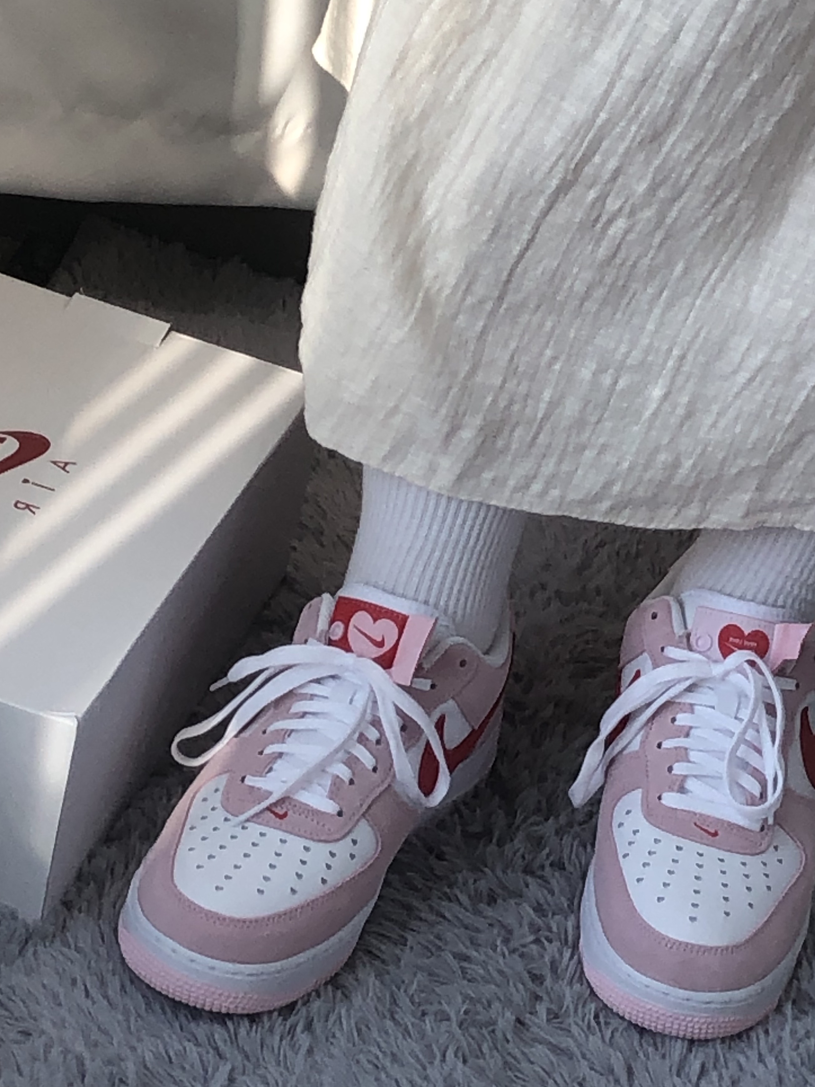 Nike Air Force 1 '07 QS Valentine's Day 착용 스타일 - 2
