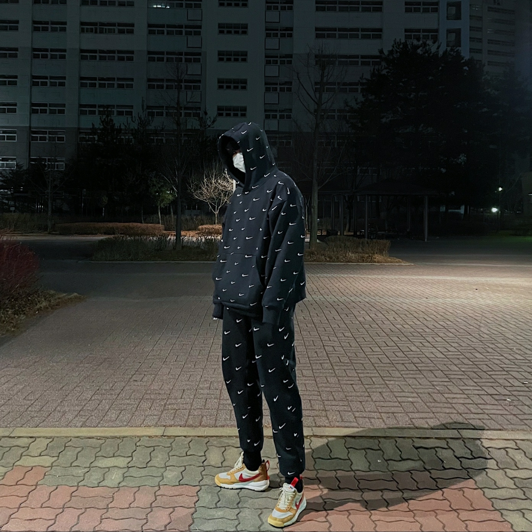 Nike x Tom Sachs Mars Yard Shoe 2.0 Space Camp, Nike NRG Swoosh Logo Hoodie Black 착용 스타일