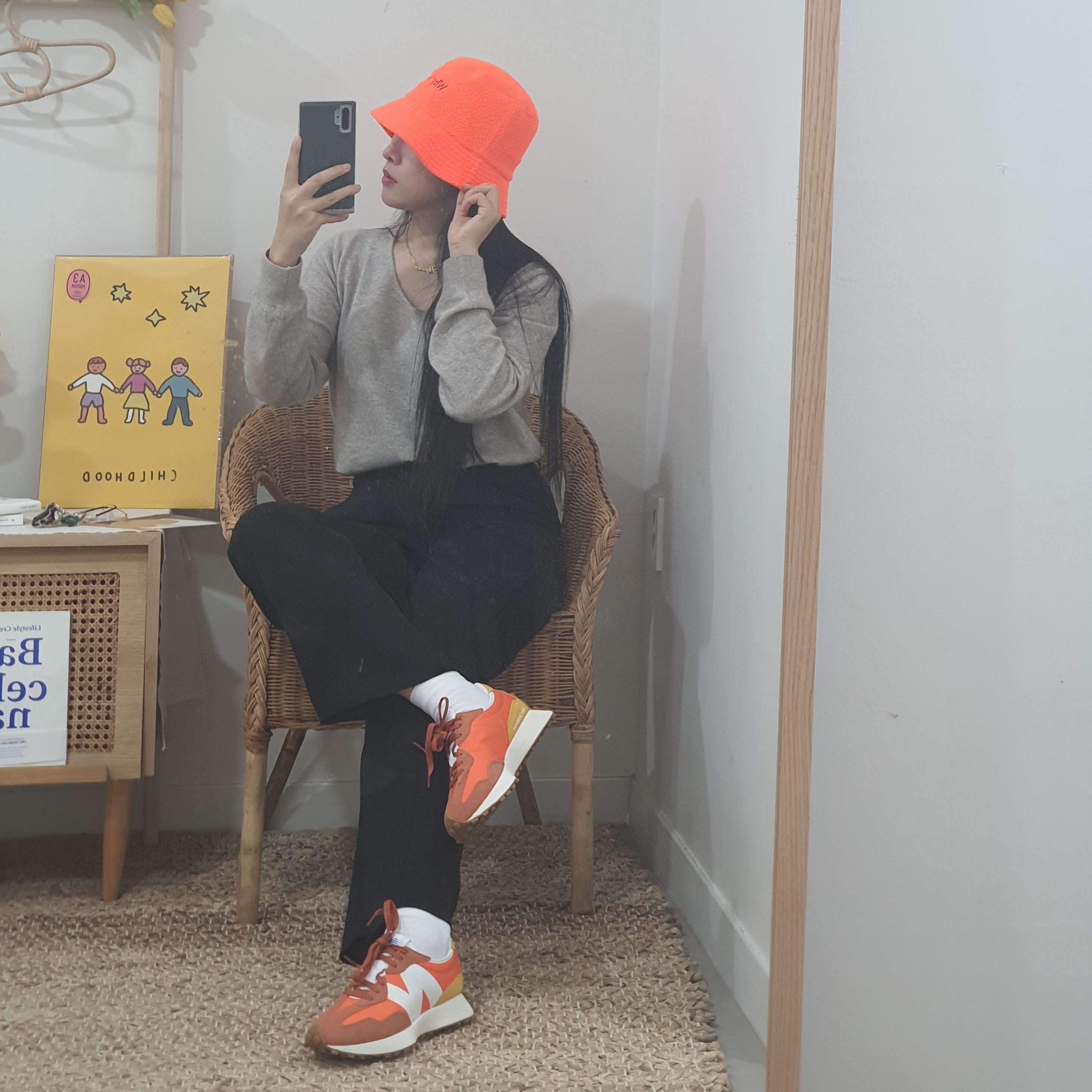 New Balance 327 Orange 착용 스타일