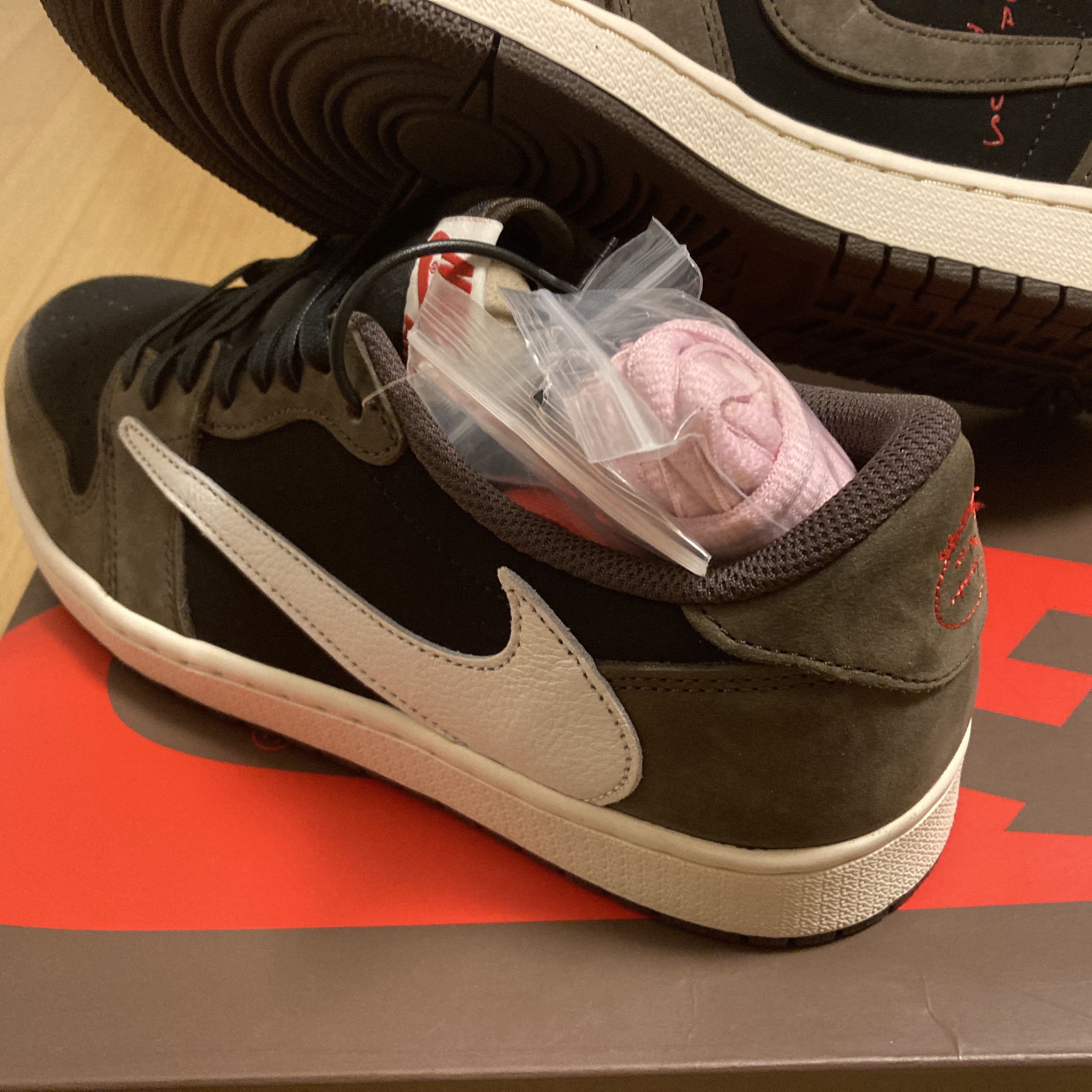 Jordan 1 x Travis Scott Retro Low OG SP Mocha 착용 스타일 - 1