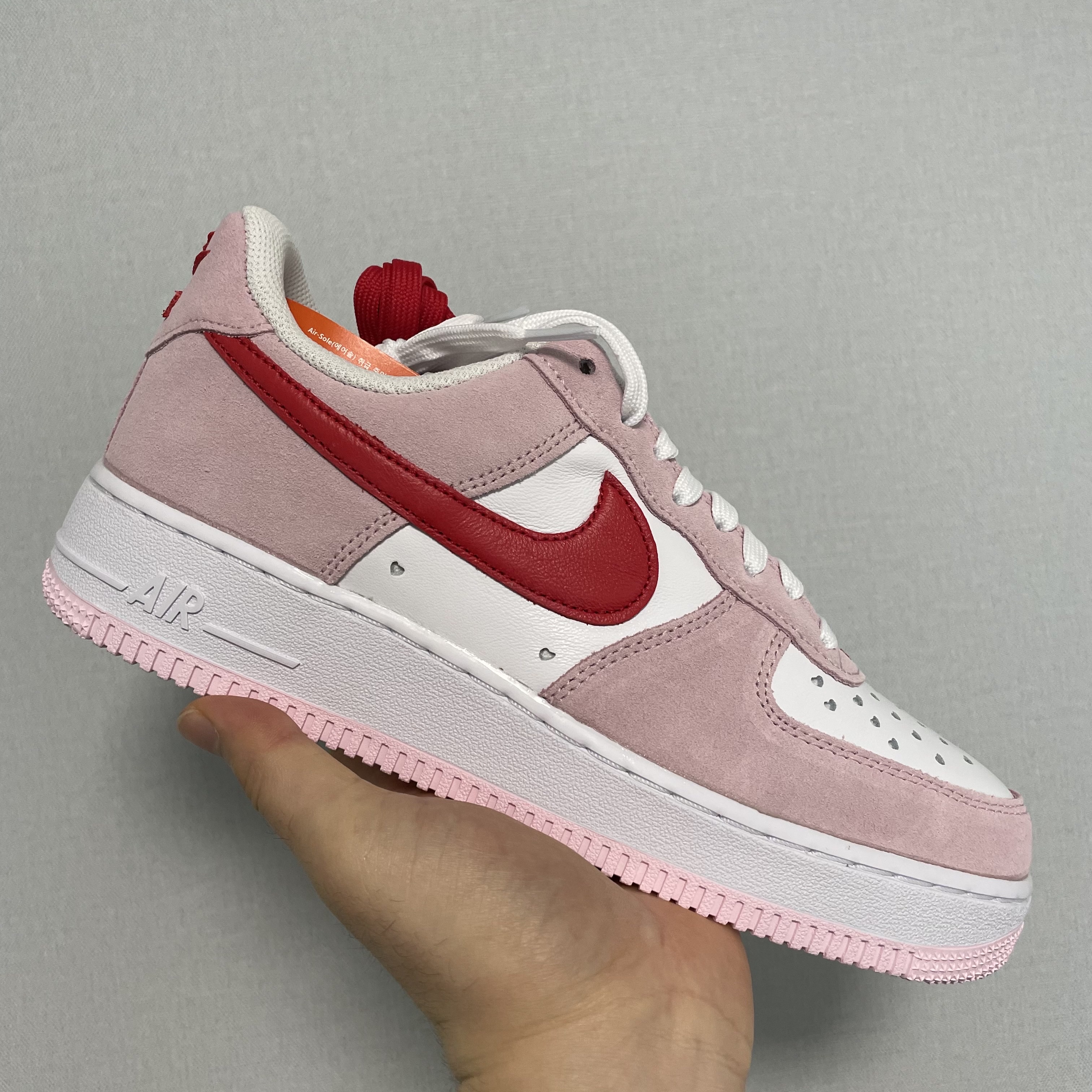 Nike Air Force 1 '07 QS Valentine's Day 착용 스타일