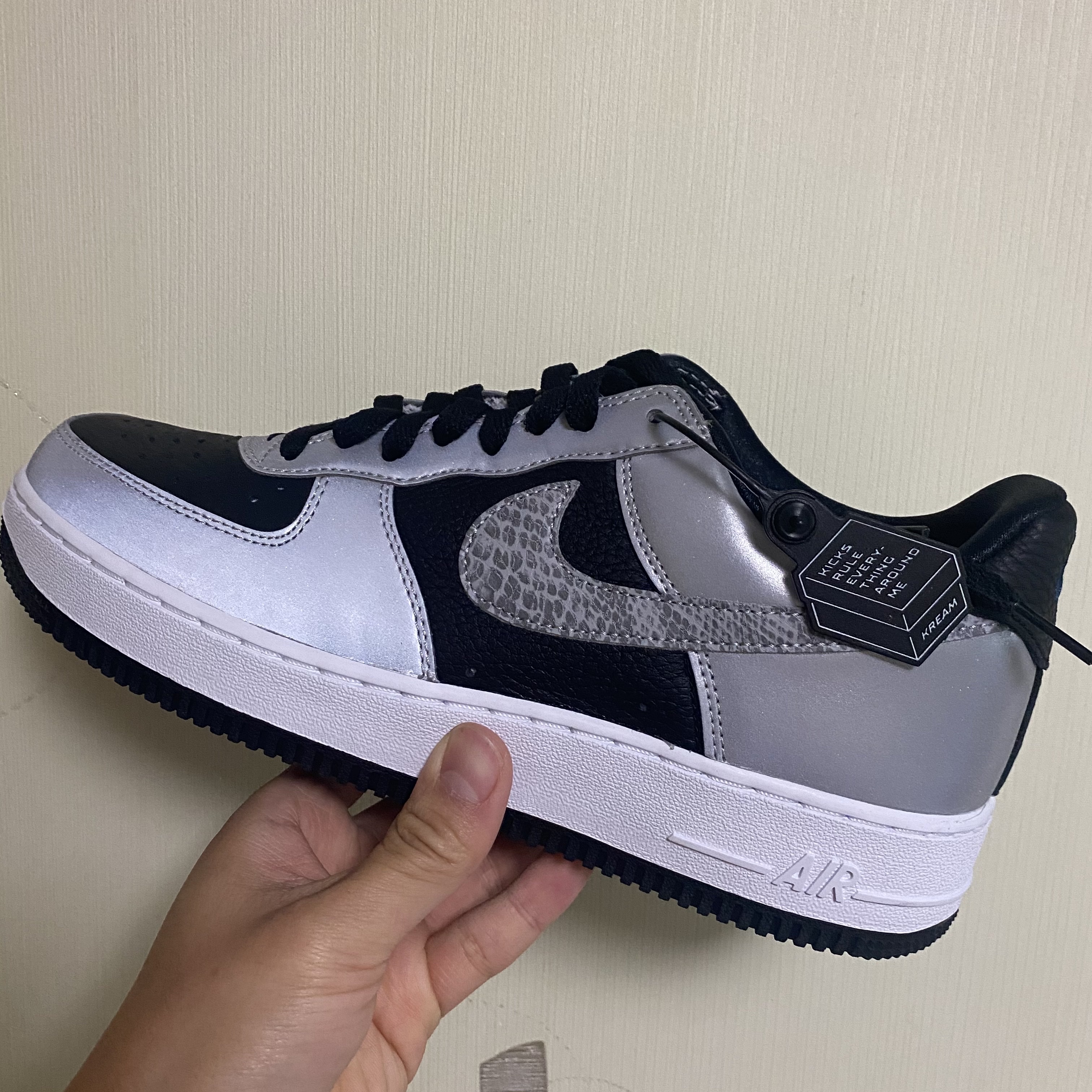 Nike Air Force 1 B Silver Snake 착용 스타일 - 2