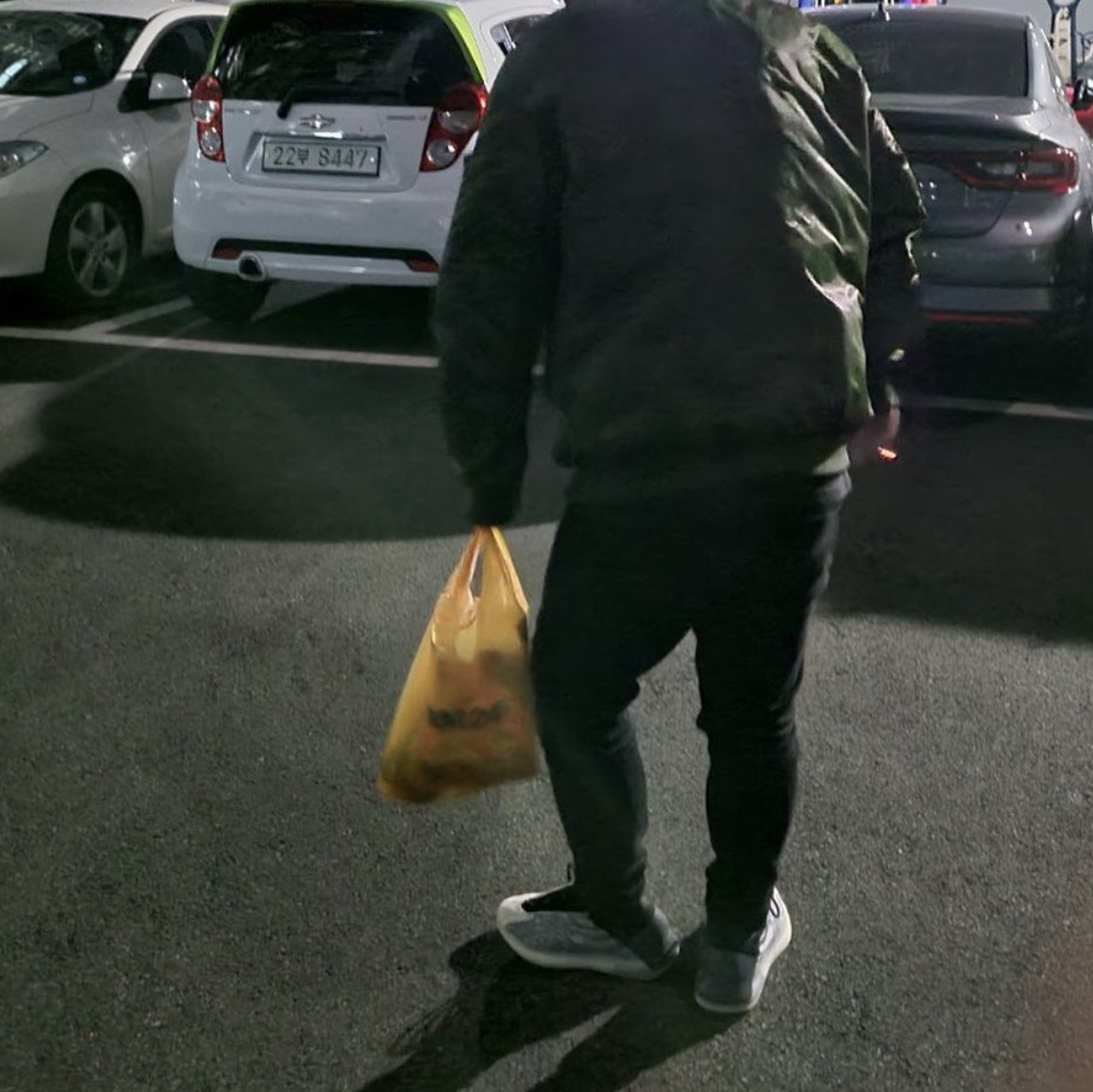Adidas Yeezy QNTM Lifestyle 착용 스타일