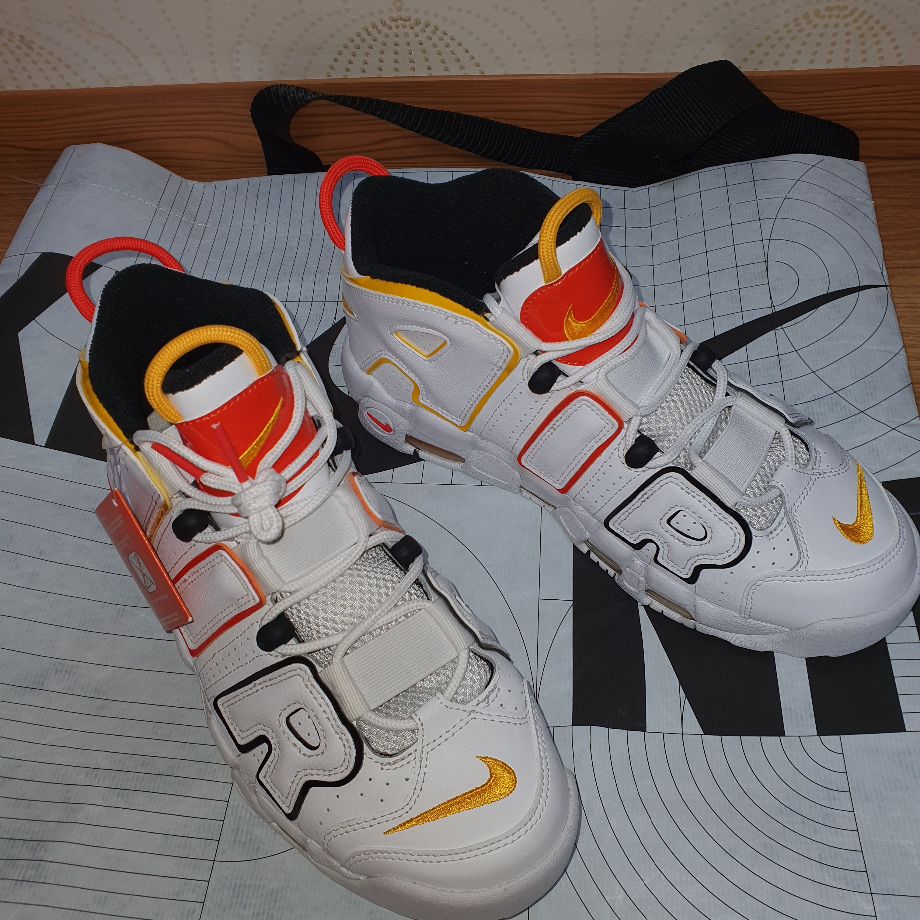 Nike Air More Uptempo Rayguns 착용 스타일 - 2