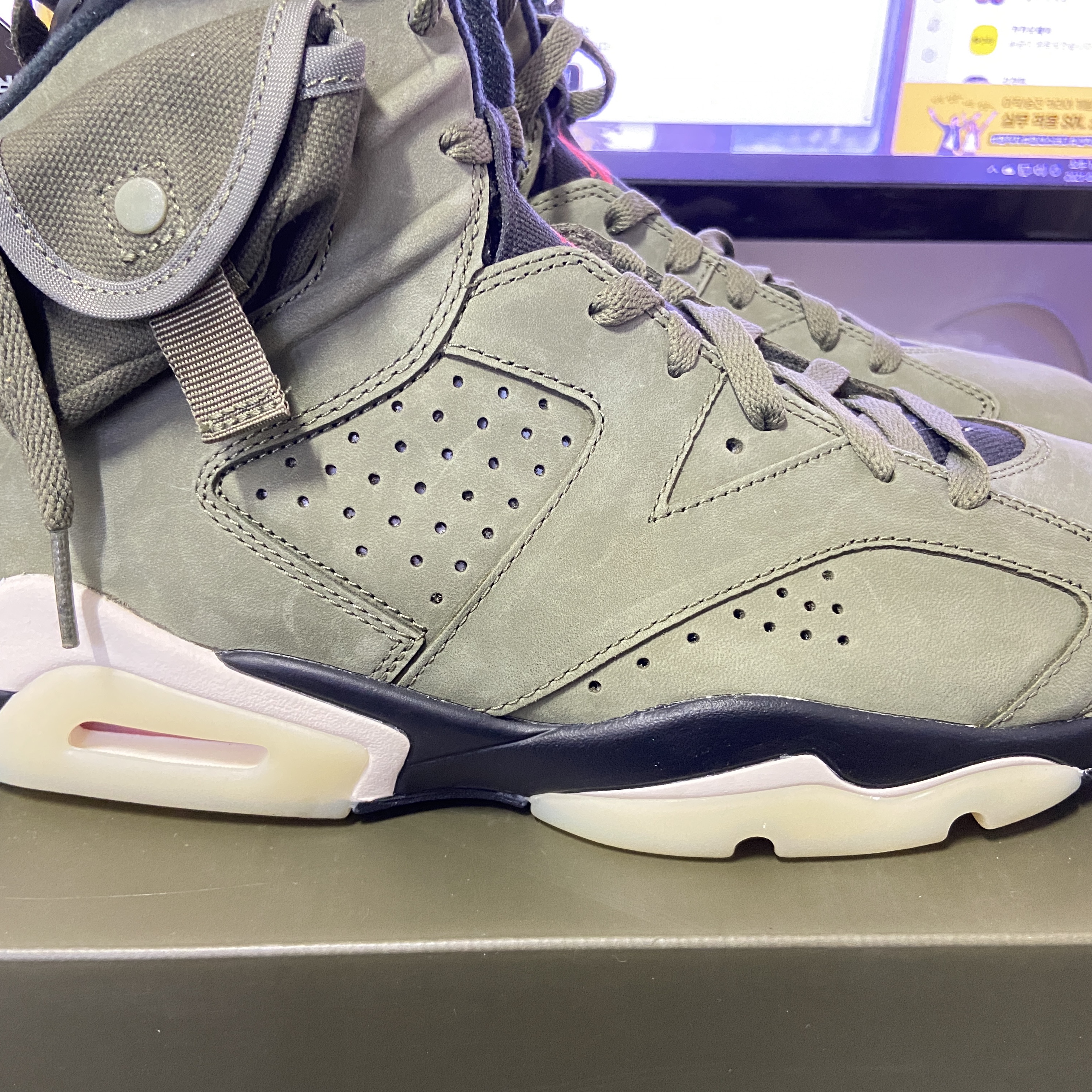 Jordan 6 x Travis Scott Retro Olive 착용 스타일 - 3
