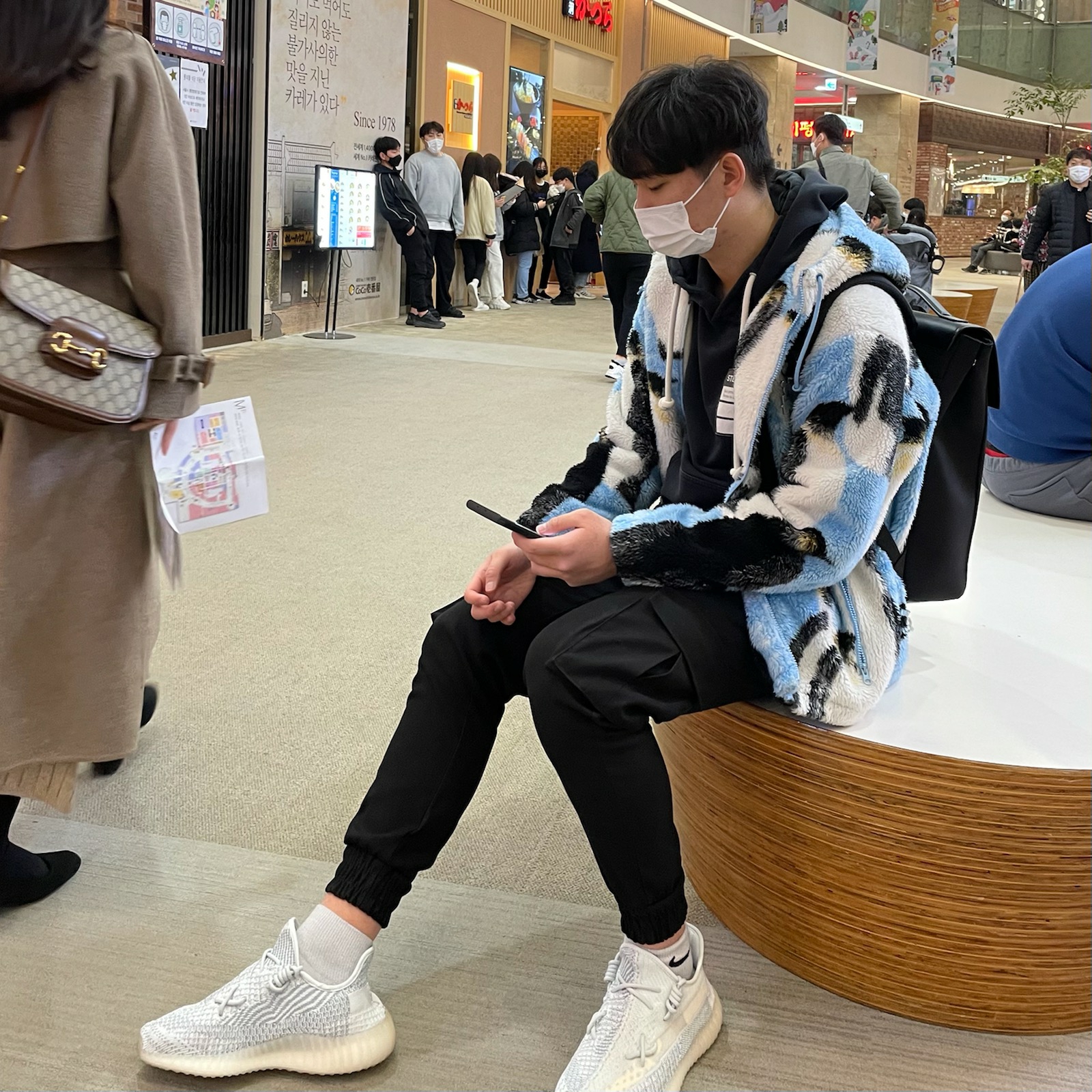Adidas Yeezy Boost 350 V2 Cloud White - Reflective 착용 스타일