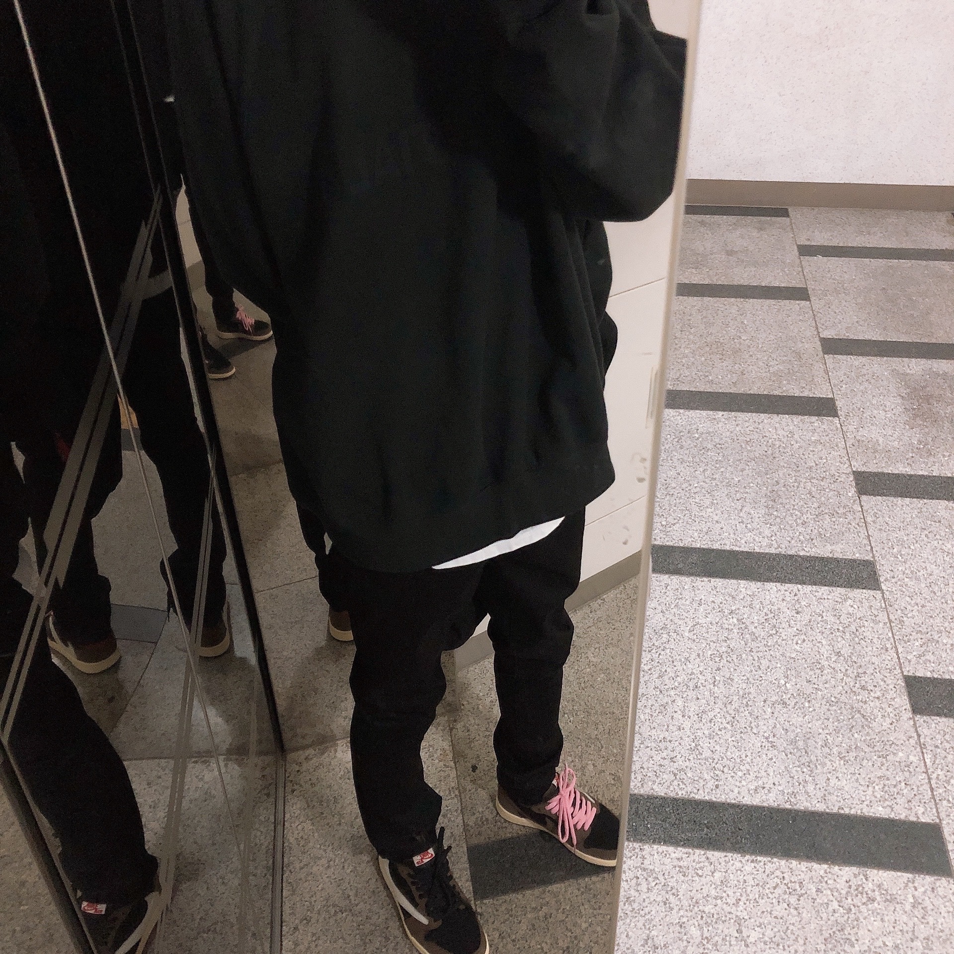 Jordan 1 x Travis Scott Retro Low OG SP Mocha, Essentials 3D Silicon Applique Crewneck Dark Slate/Black 2020 착용 스타일 - 2