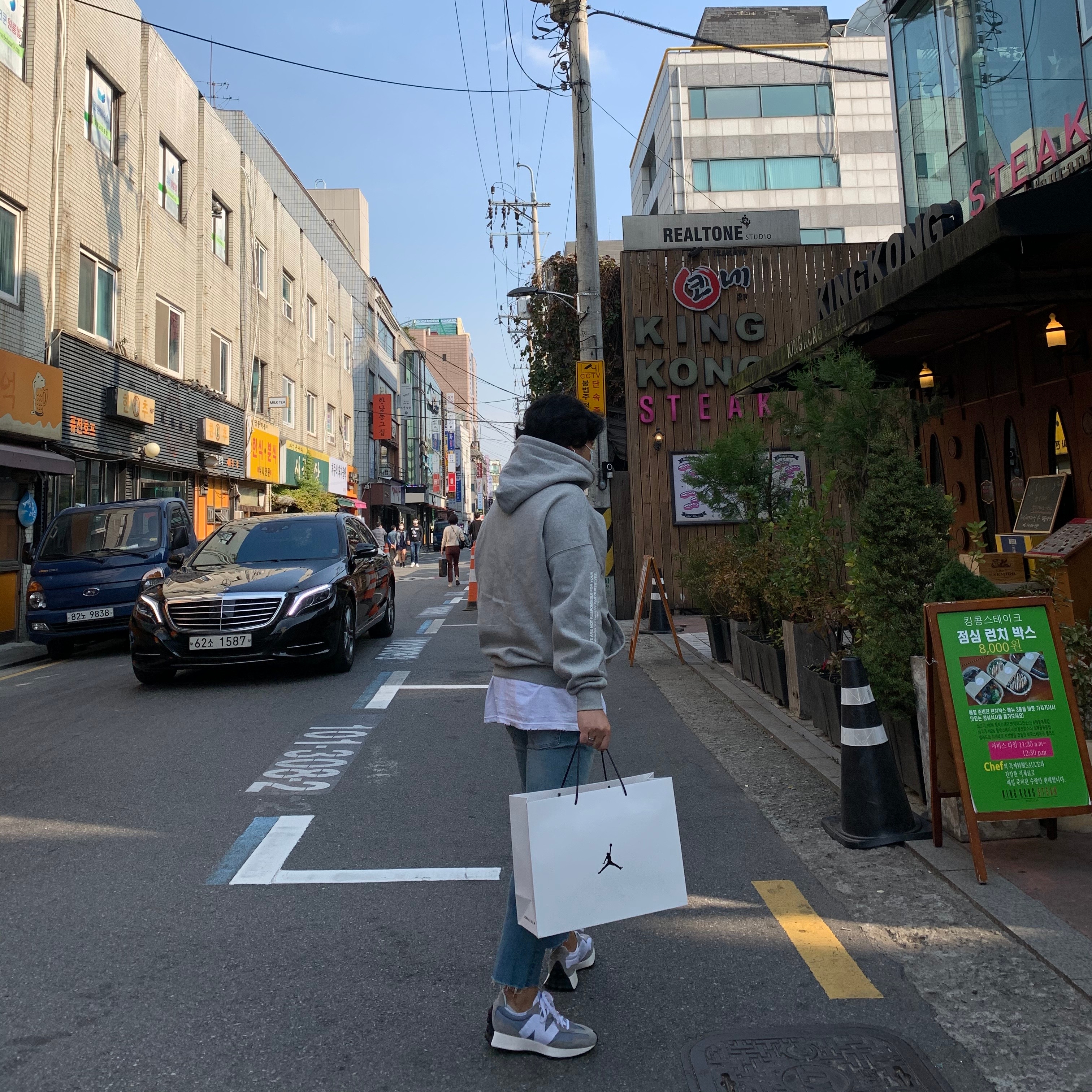 New Balance 327 Grey 착용 스타일