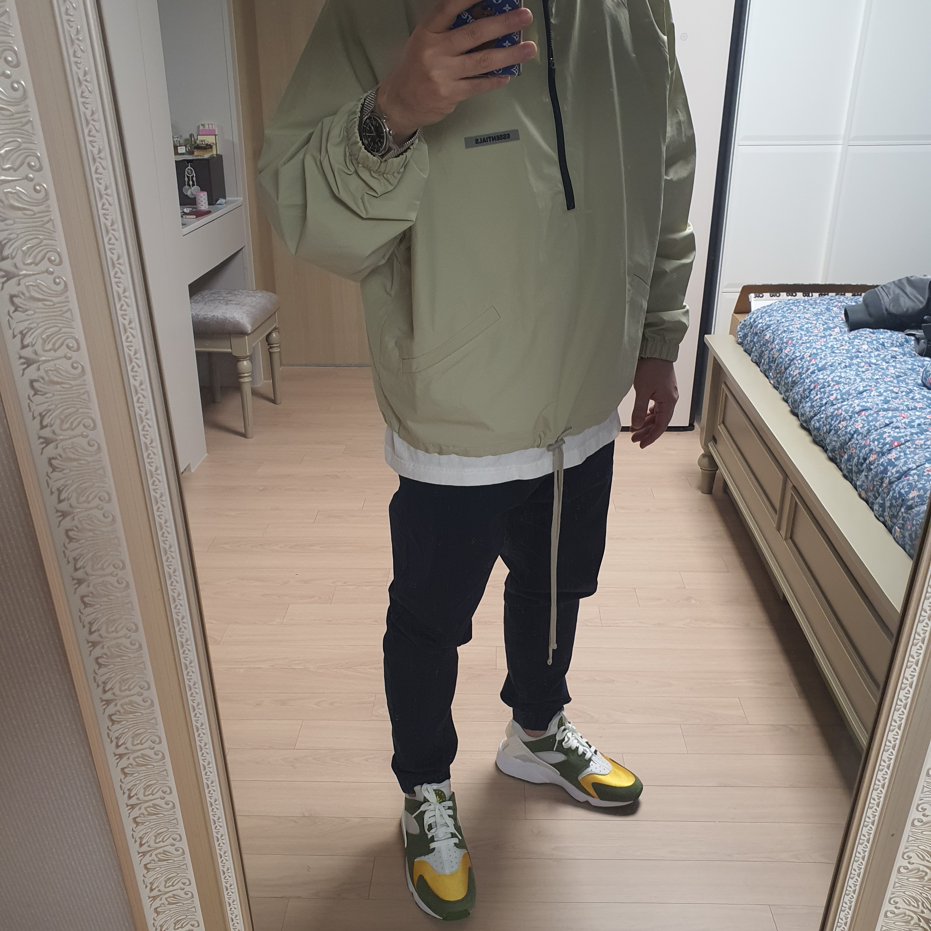 Nike x Stussy Air Huarache LE Dark Olive, Essentials Track Jacket Alfafa Sage - 20FW 착용 스타일
