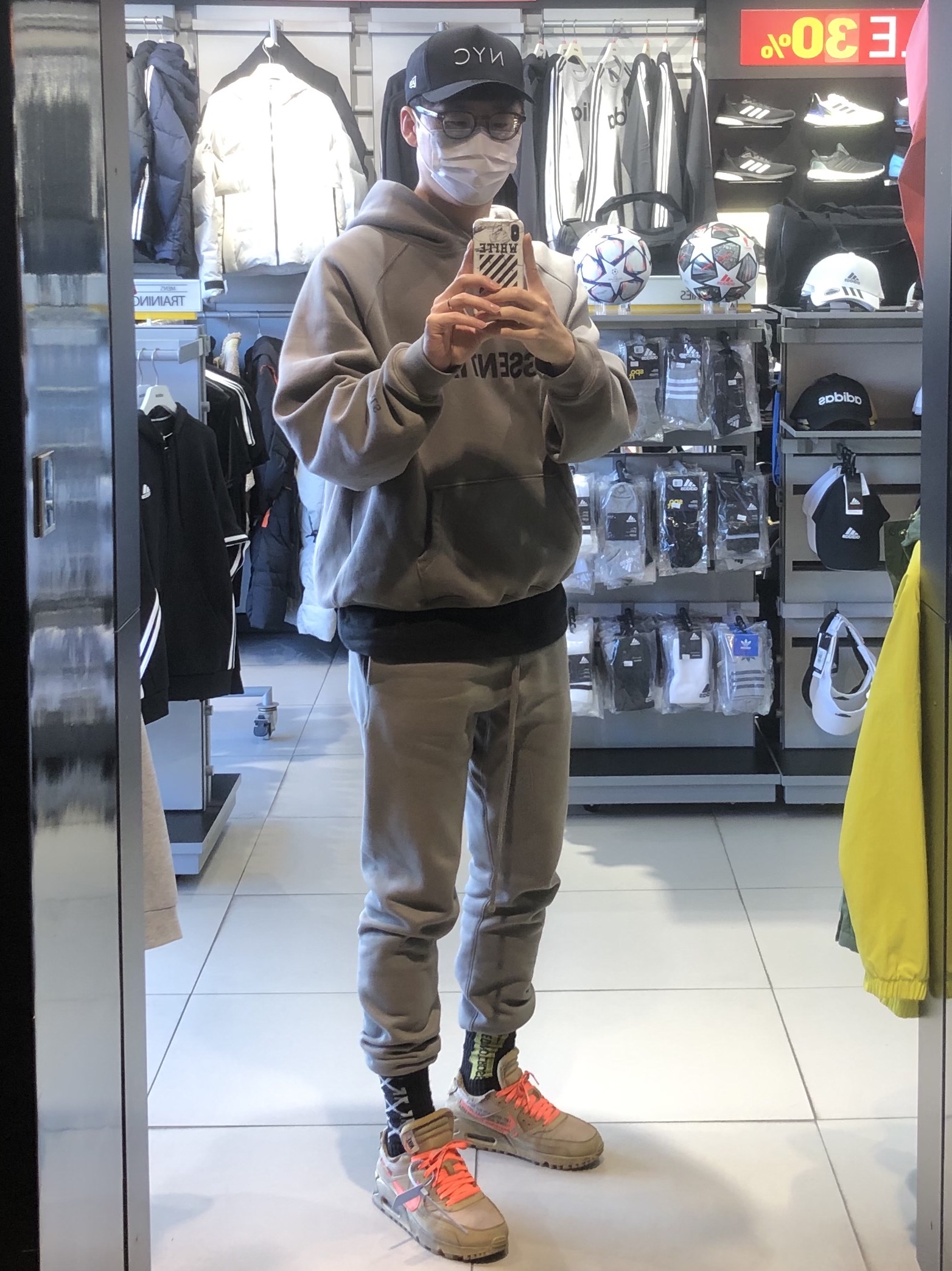 Nike x Off-White Air Max 90 V2 Desert Ore, Essentials 3D Silicon Applique Pullover Hoodie Gray Flannel/Charcoal - 20SS 착용 스타일 - 1