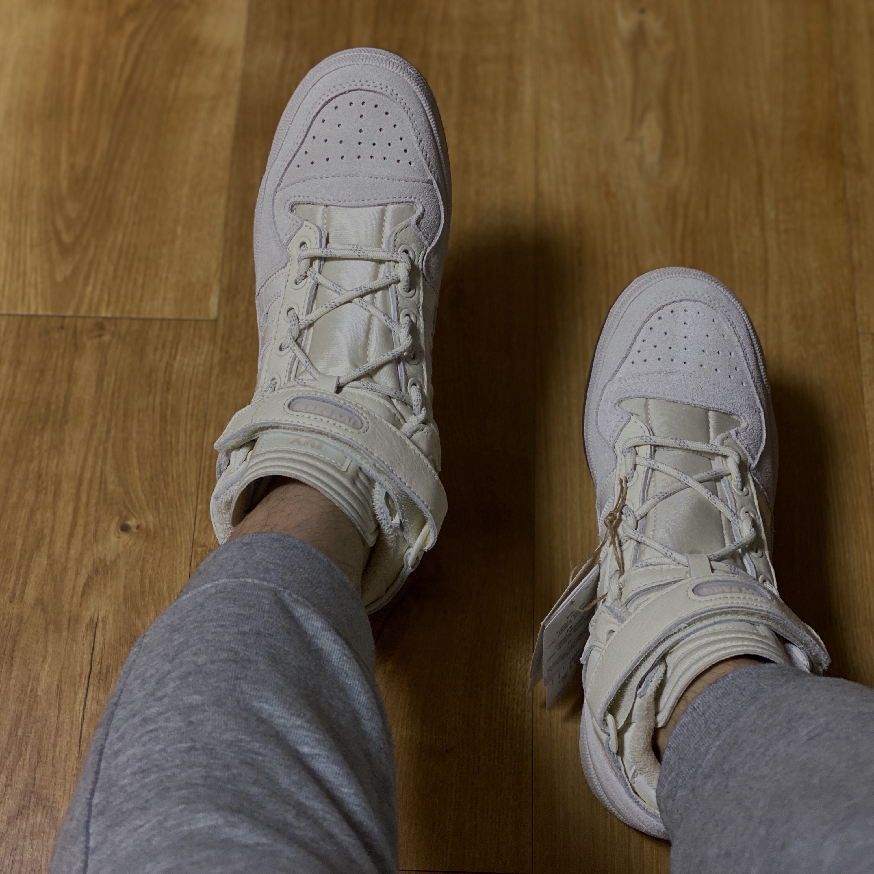 Adidas x Beyonce Ivy Park Forum Mid Alumina 착용 스타일 - 4