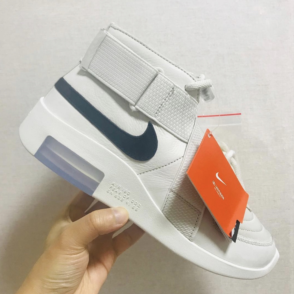 Nike x Fear of God Air Fear of God Raid Light Bone 착용 스타일 - 1