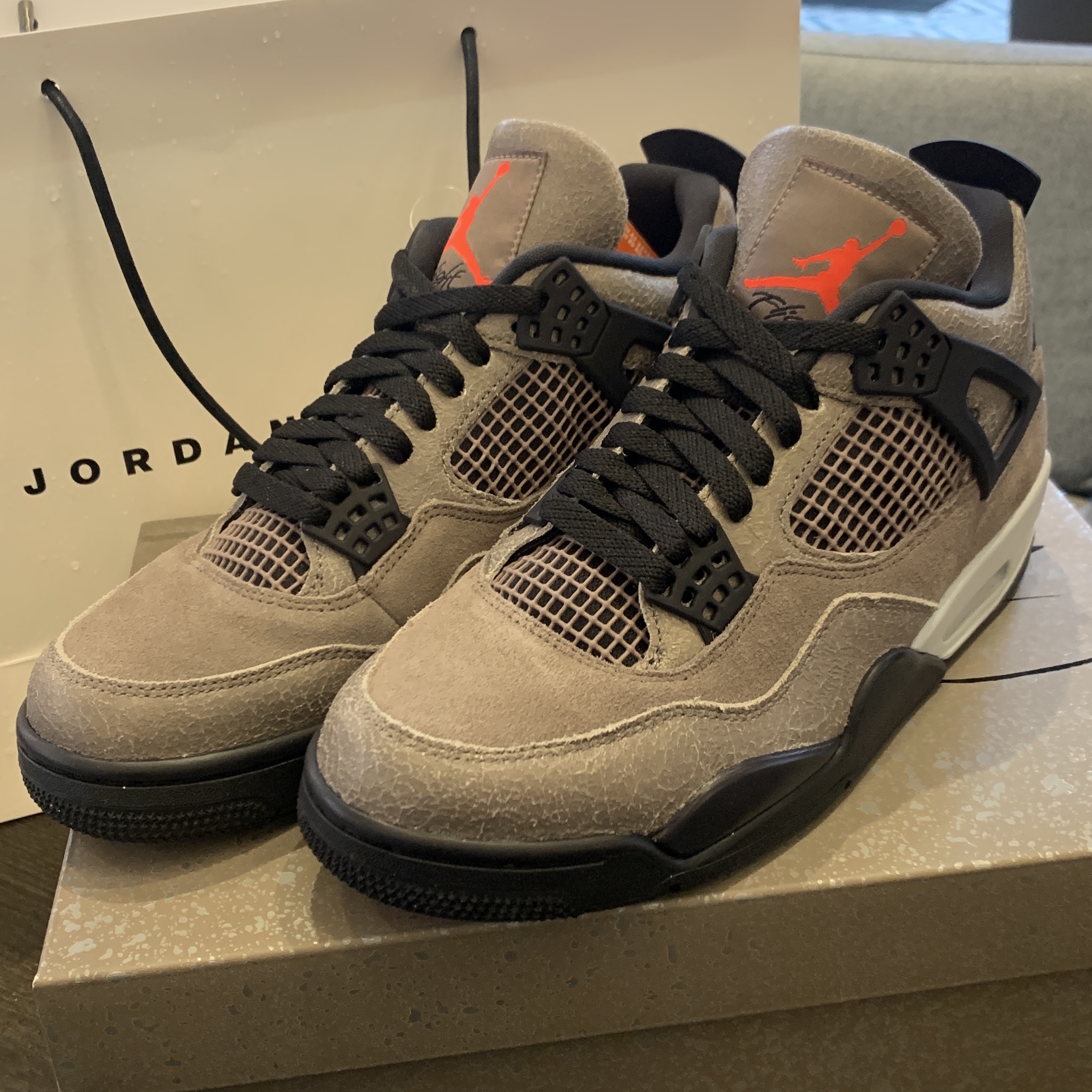 Jordan 4 Retro Taupe Haze 착용 스타일 - 1