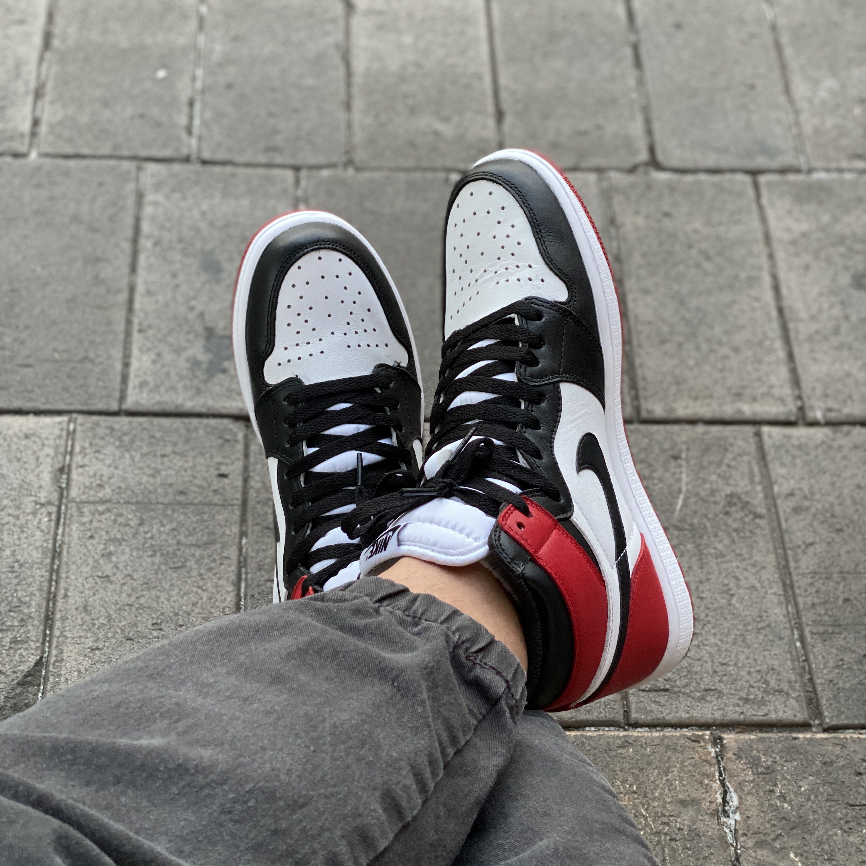 Jordan 1 Retro High OG Black Toe 2016 착용 스타일 - 1
