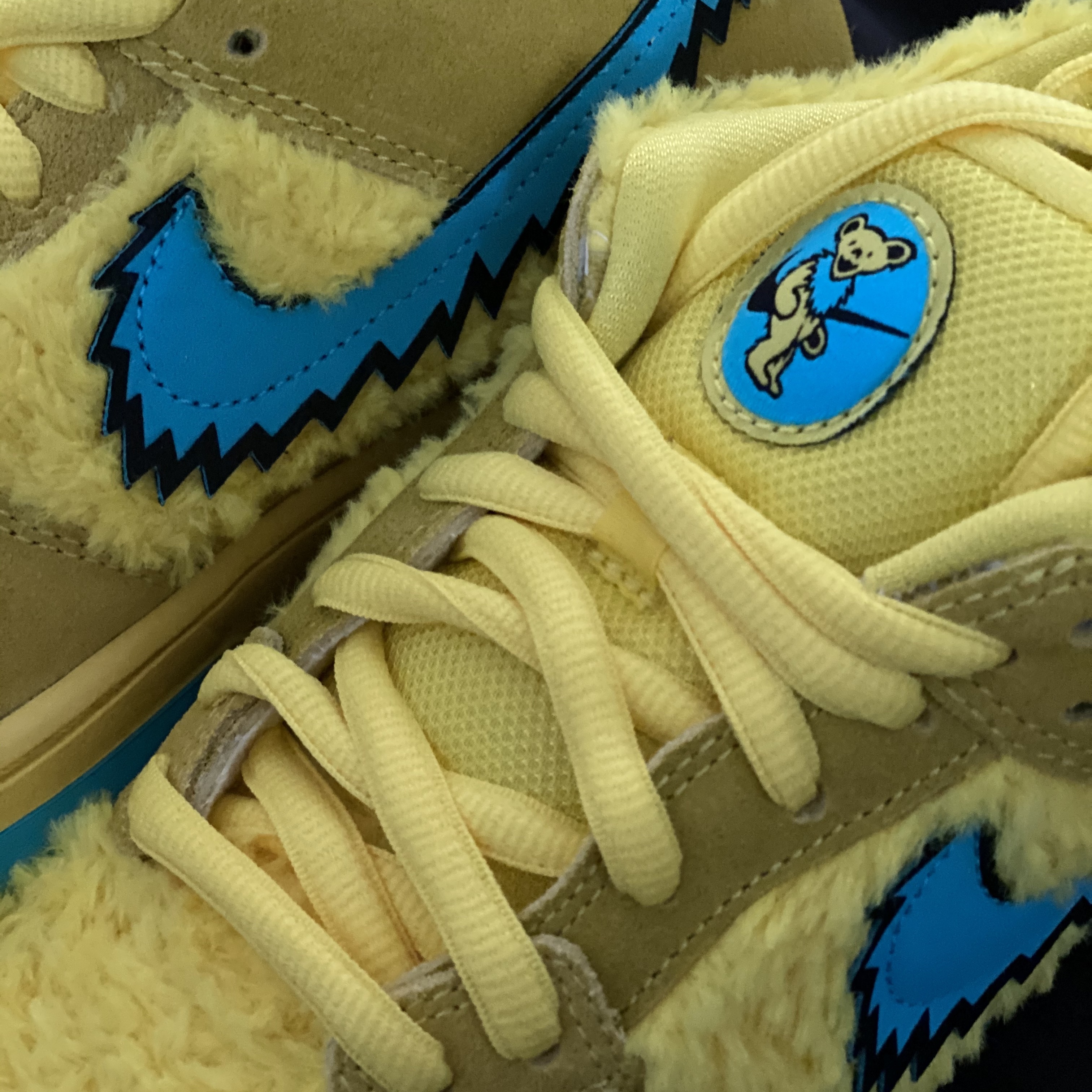 Nike x Grateful Dead SB Dunk Low Yellow Bear 착용 스타일 - 3