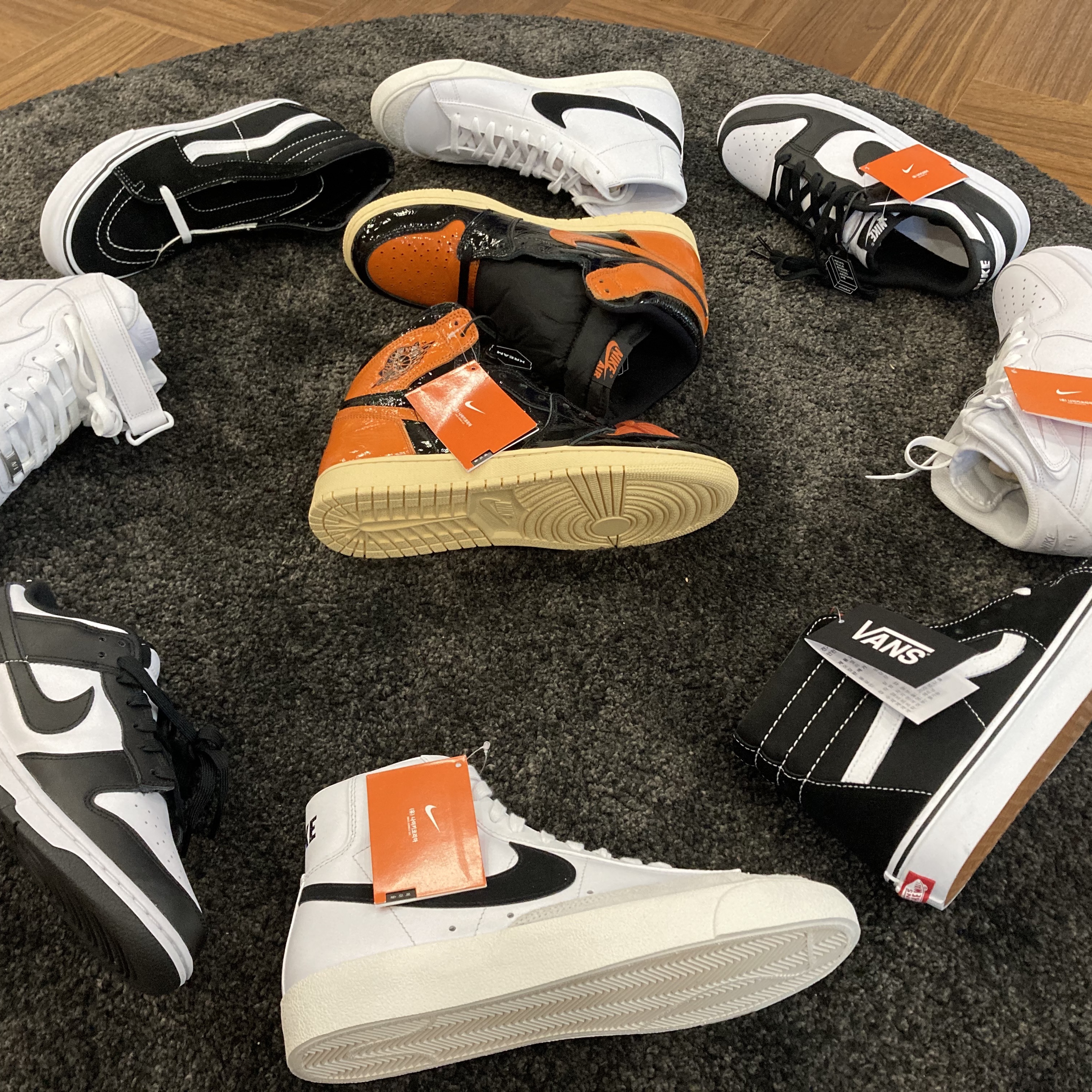 Jordan 1 Retro High Shattered Backboard 3.0, Nike Dunk Low Retro Black 착용 스타일 - 3