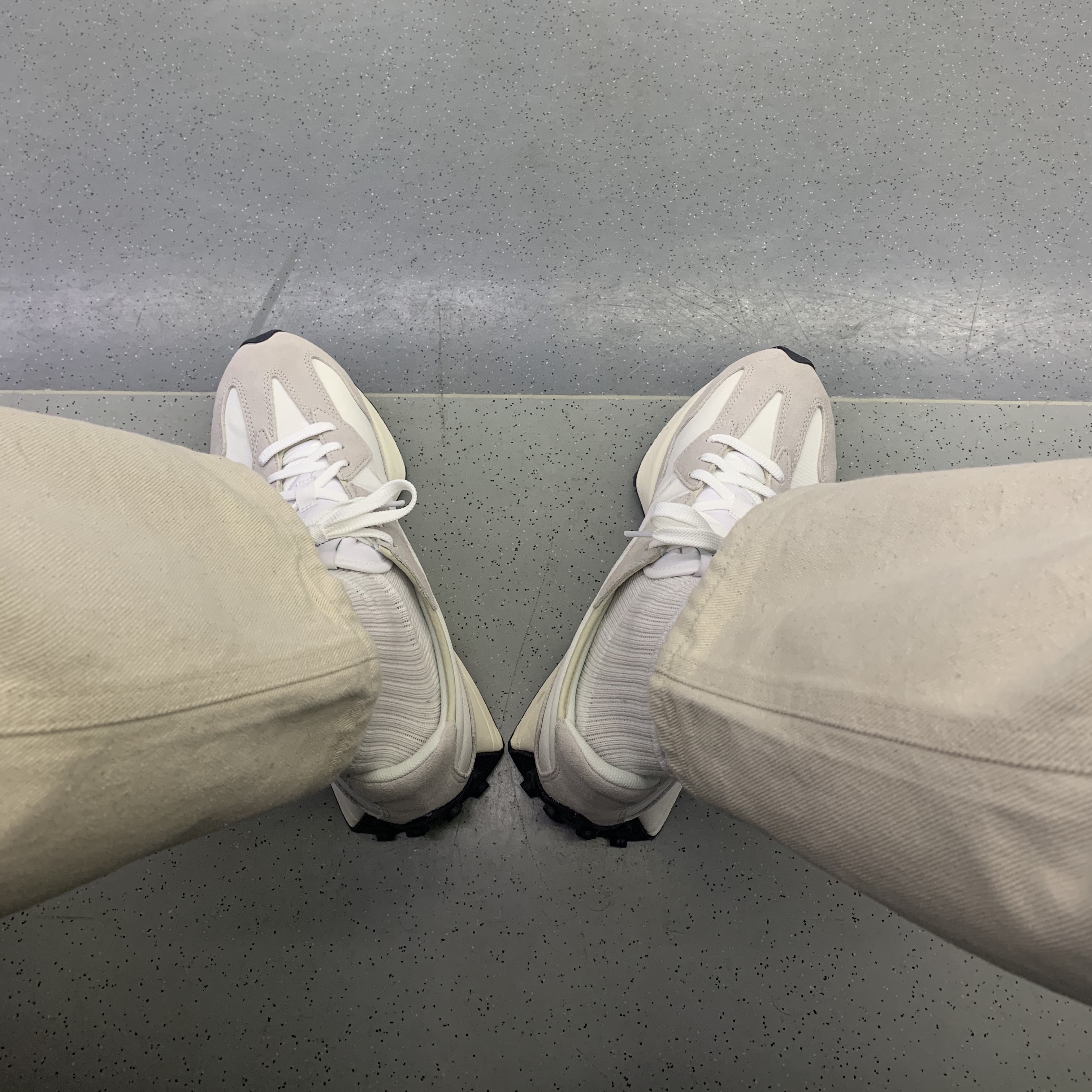 New Balance 327 White Black 착용 스타일 - 3