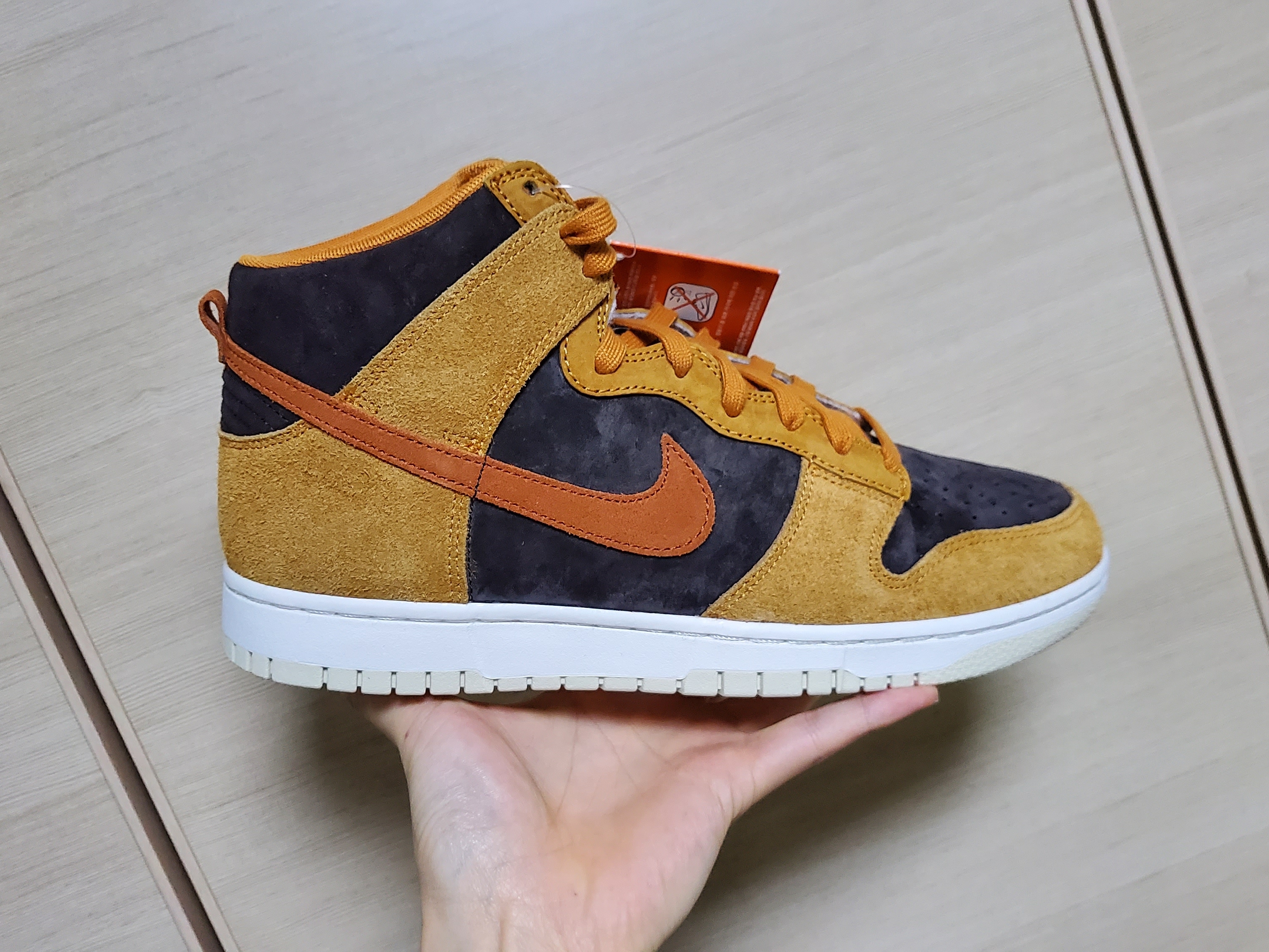 Nike Dunk High Retro PRM Dark Curry 착용 스타일 - 2