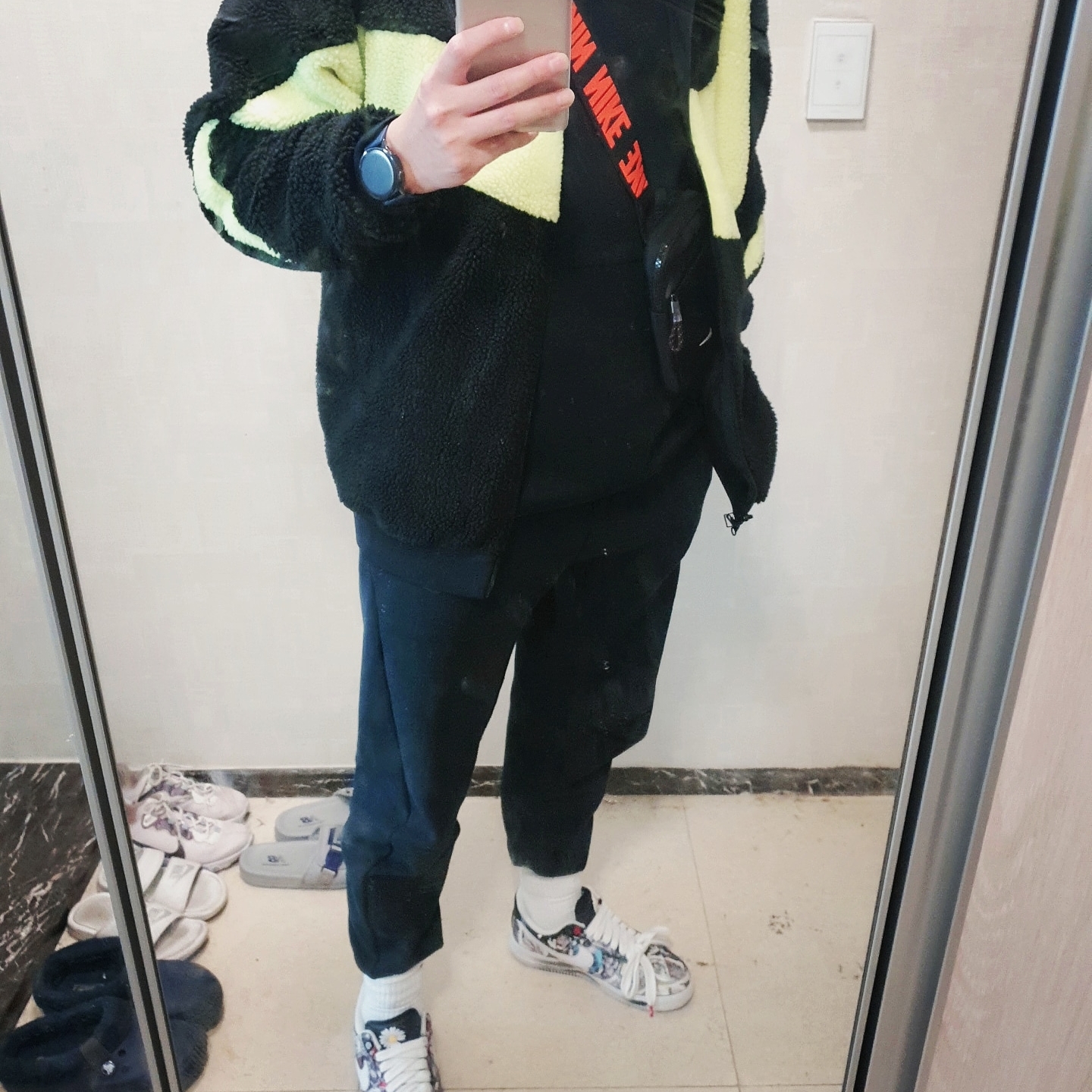 Nike x Peaceminusone Air Force 1 Low Para-Noise, Nike Big Swoosh Full Zip Jacket Black Volt 착용 스타일